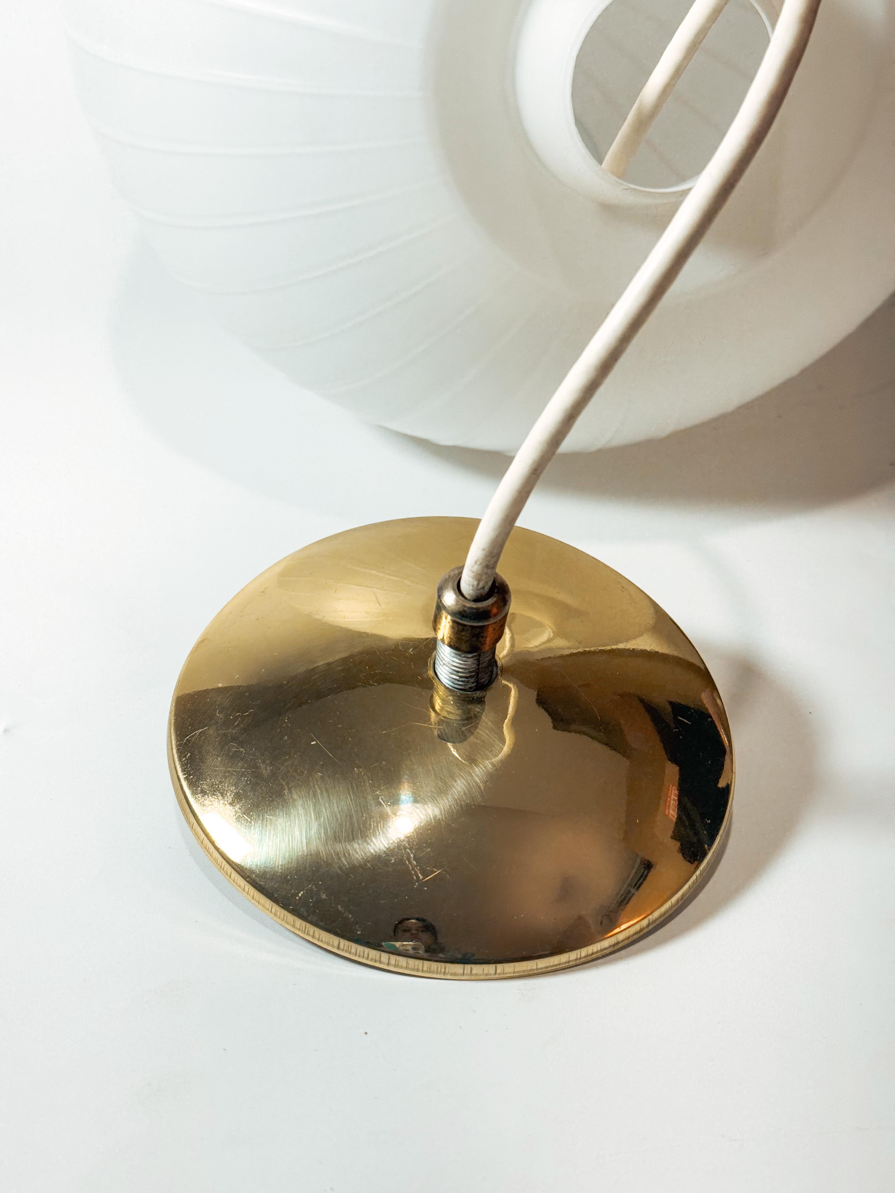 Sphère de suspension en verre opalin de Bologne du milieu du siècle par Aloys Gangkofner années 1950 en vente 4