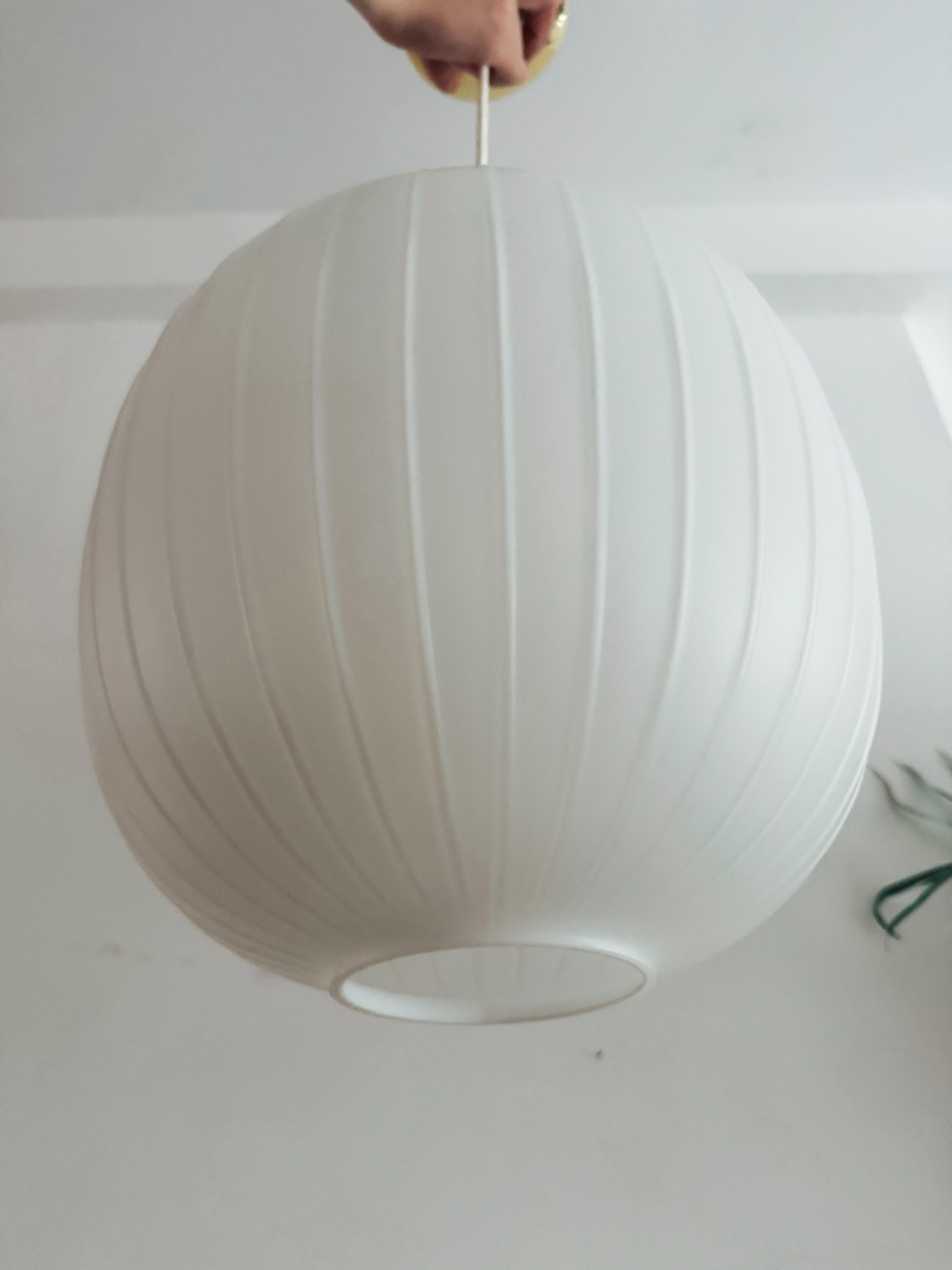 Lampe suspendue iconique de Bologne conçue par Aloys Ferdinand Gangkofner pour Peill & Putzler, Allemagne, vers 1954-1958. Ce plafonnier moderne du milieu du siècle est fabriqué en verre opalin mat avec des nervures verticales, produisant une