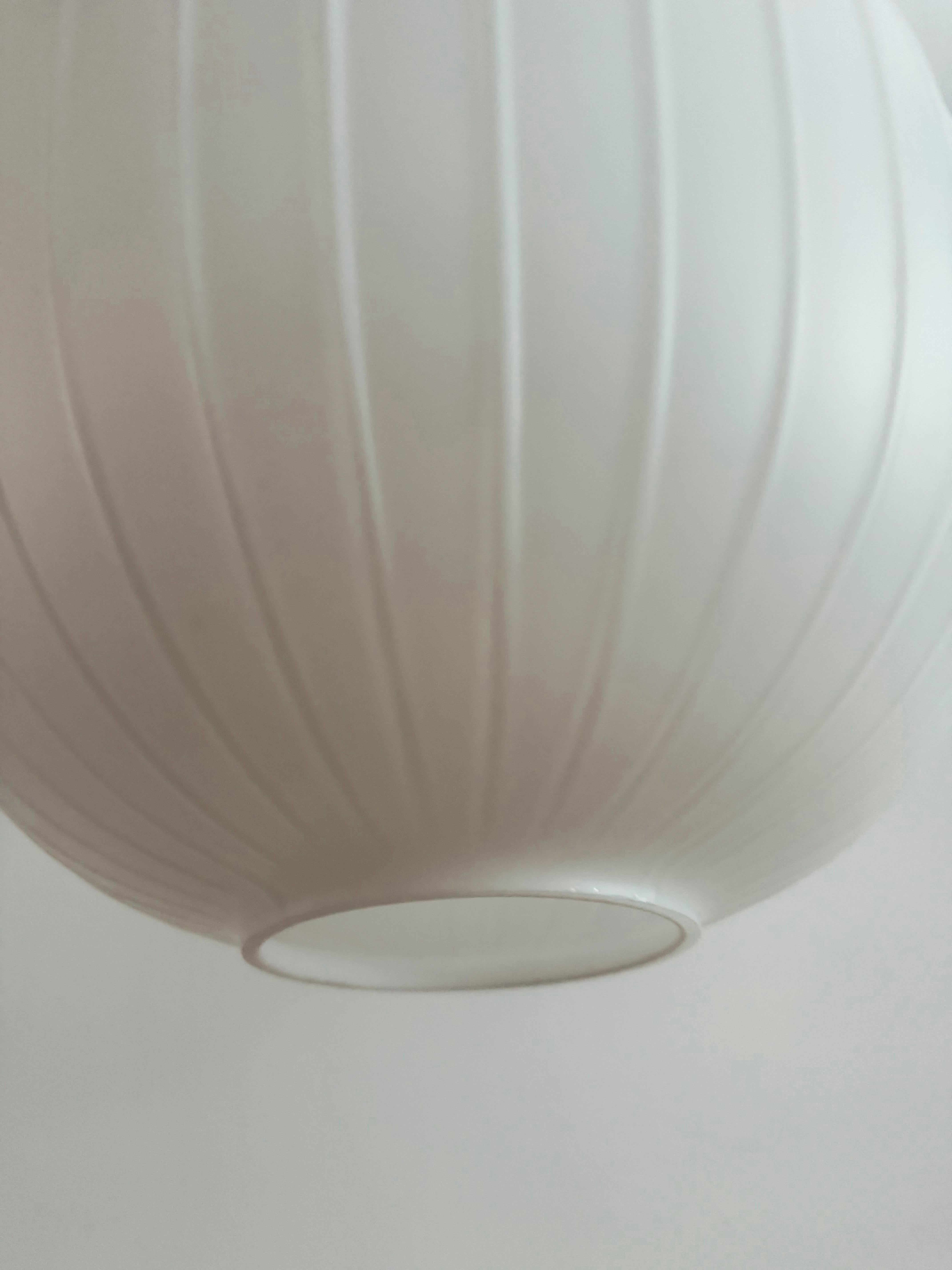 Scandinave moderne Sphère de suspension en verre opalin de Bologne du milieu du siècle par Aloys Gangkofner années 1950 en vente