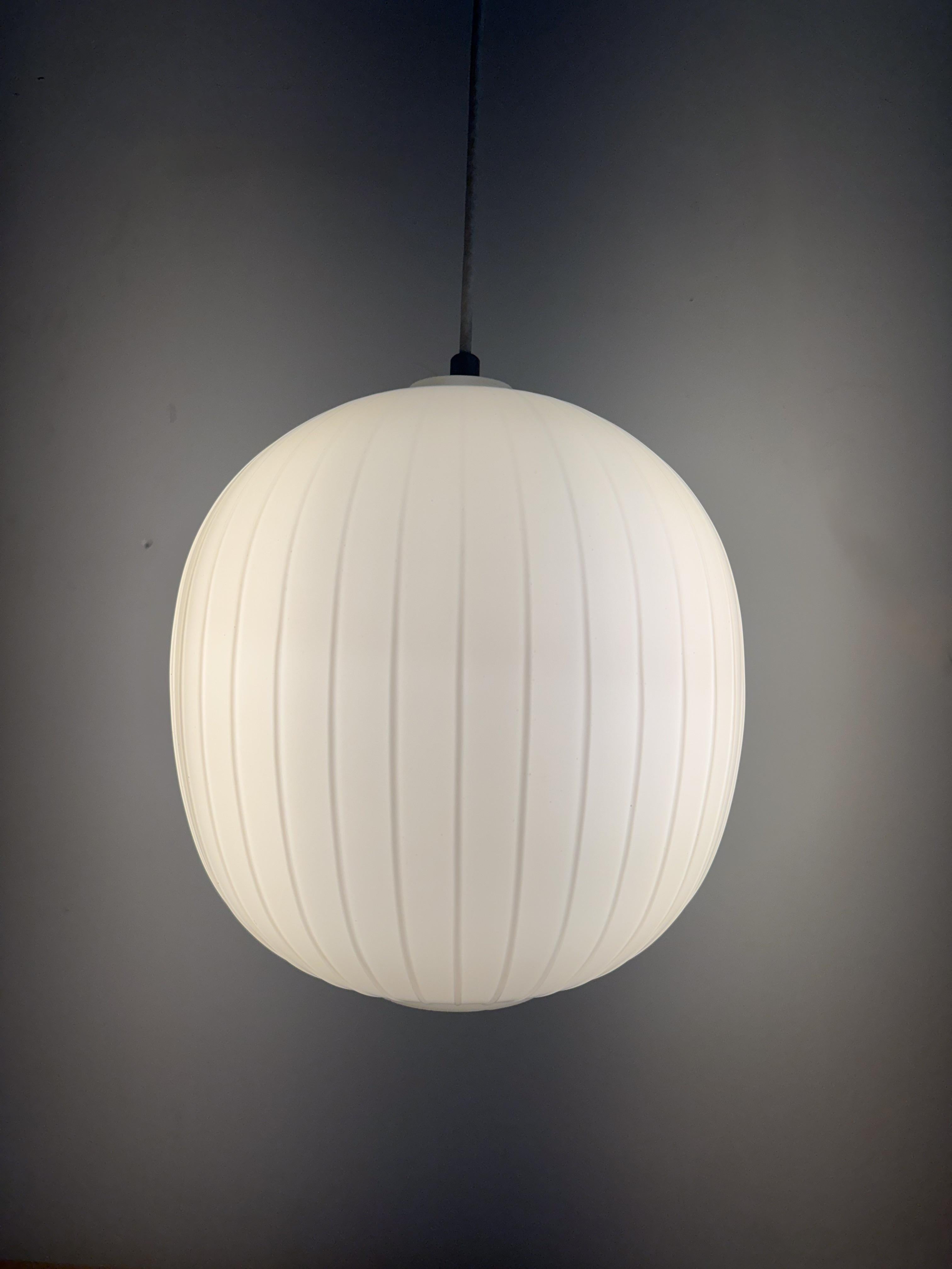 Allemand Sphère de suspension en verre opalin de Bologne du milieu du siècle par Aloys Gangkofner années 1950 en vente