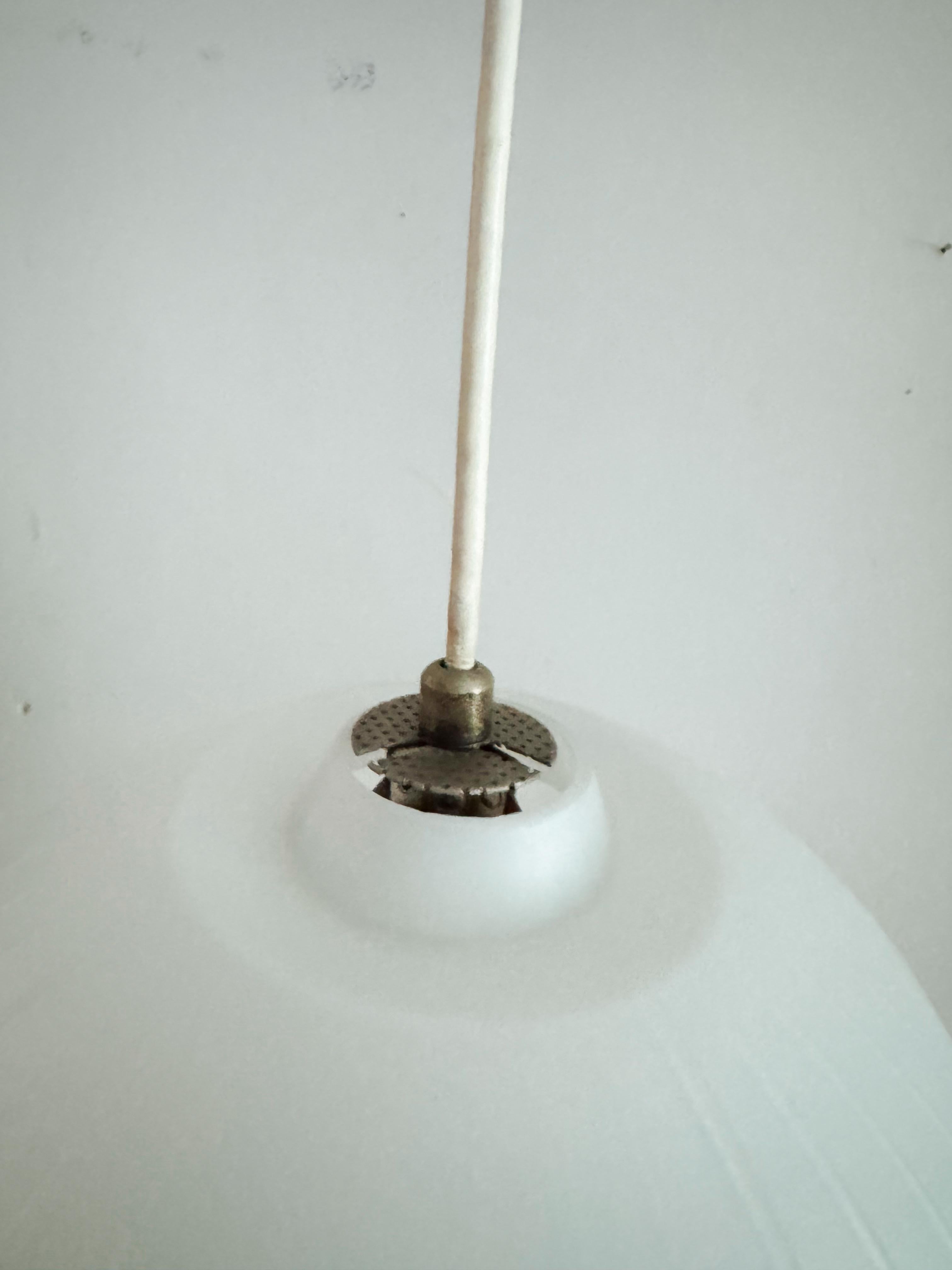 20ième siècle Sphère de suspension en verre opalin de Bologne du milieu du siècle par Aloys Gangkofner années 1950 en vente