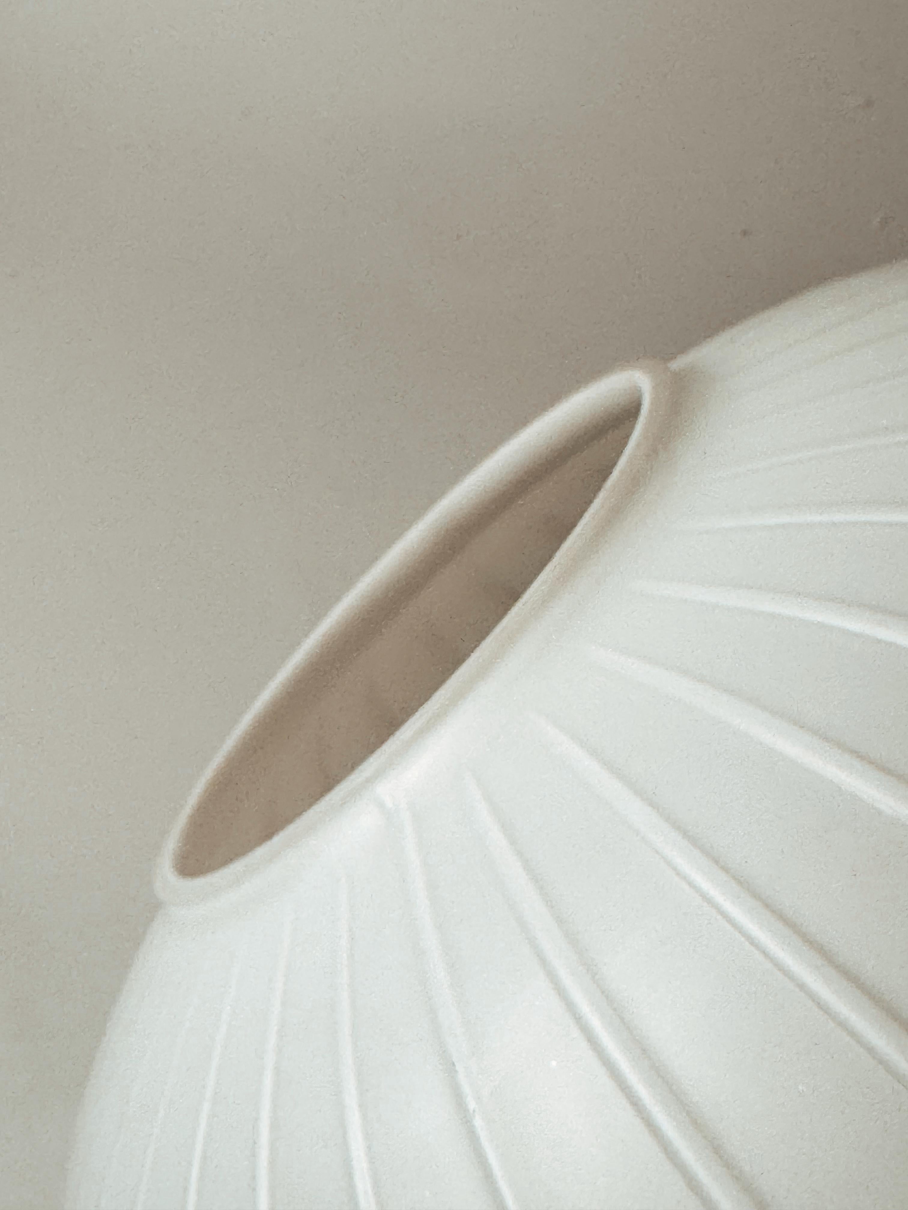 Sphère de suspension en verre opalin de Bologne du milieu du siècle par Aloys Gangkofner années 1950 en vente 1