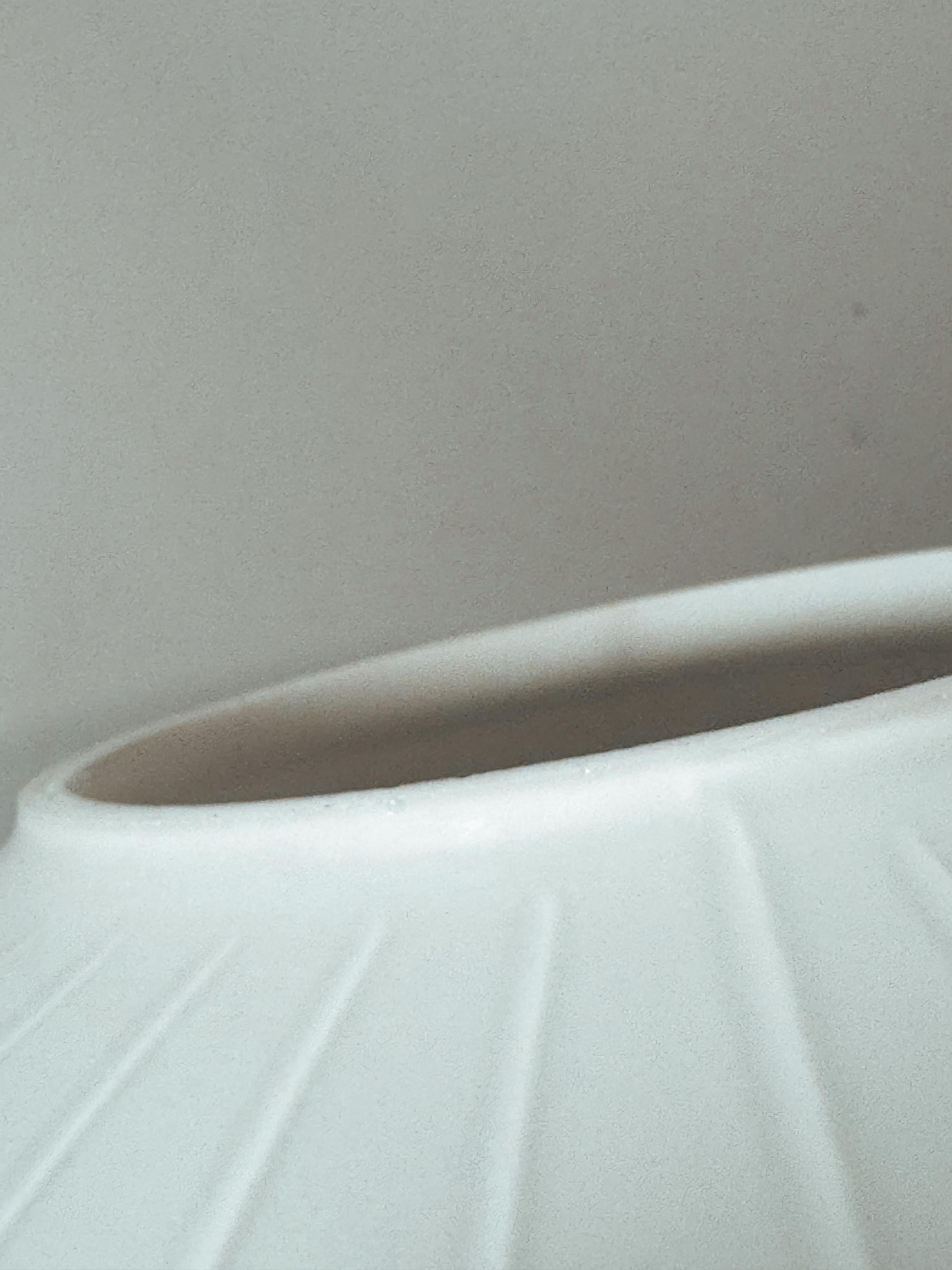 Sphère de suspension en verre opalin de Bologne du milieu du siècle par Aloys Gangkofner années 1950 en vente 2