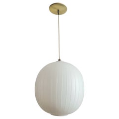 Sphère de suspension en verre opalin de Bologne du milieu du siècle par Aloys Gangkofner années 1950