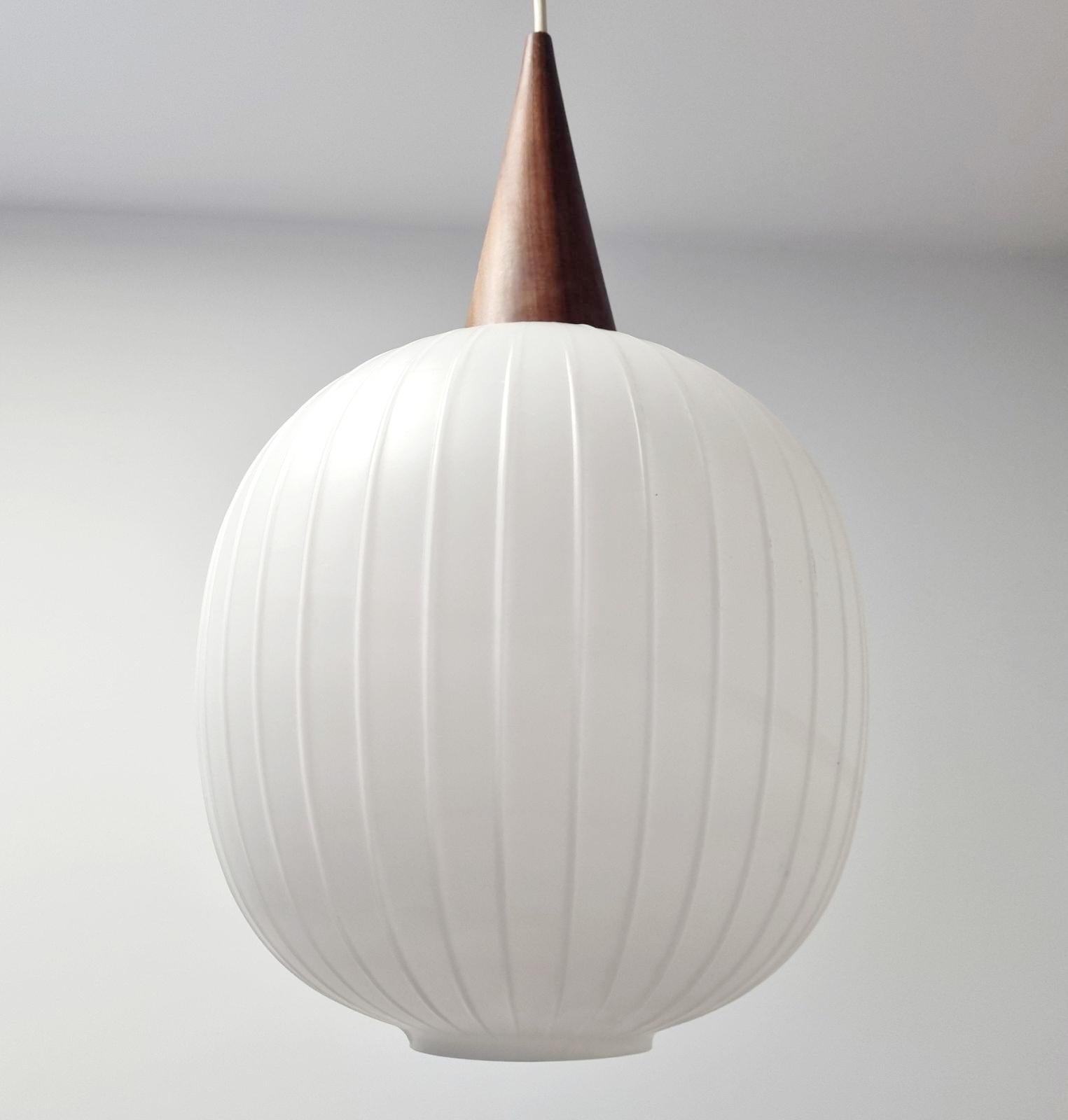 Mid Century glass pendant light Bologna Alois Ferdinand Gangkofner for Peill & Putzler, Germany, 1958. Max cm. Length 80.
Made from teak and opaline glass