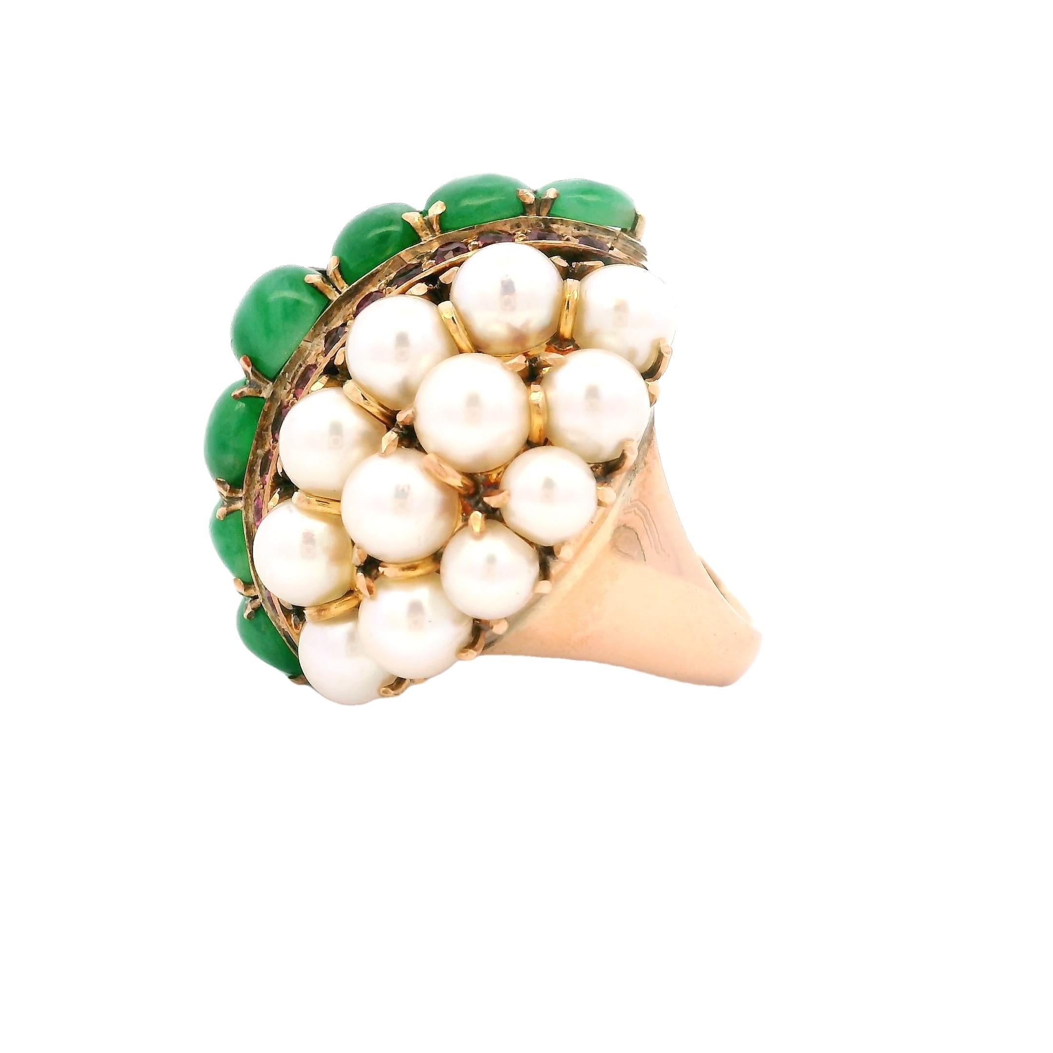 Cocktailring mit Perlen, Jade, Saphiren und Rubinen aus der Jahrhundertmitte in 18 Karat Gold (Art déco) im Angebot