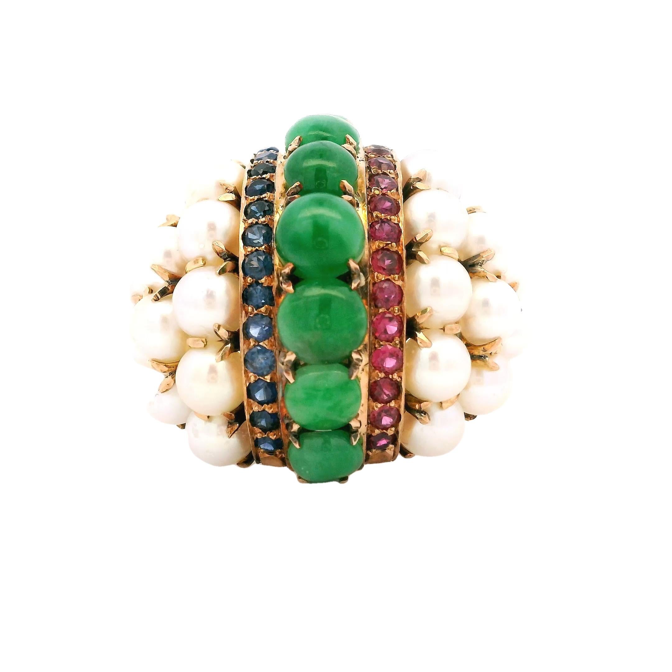 Cocktailring mit Perlen, Jade, Saphiren und Rubinen aus der Jahrhundertmitte in 18 Karat Gold (Cabochon) im Angebot