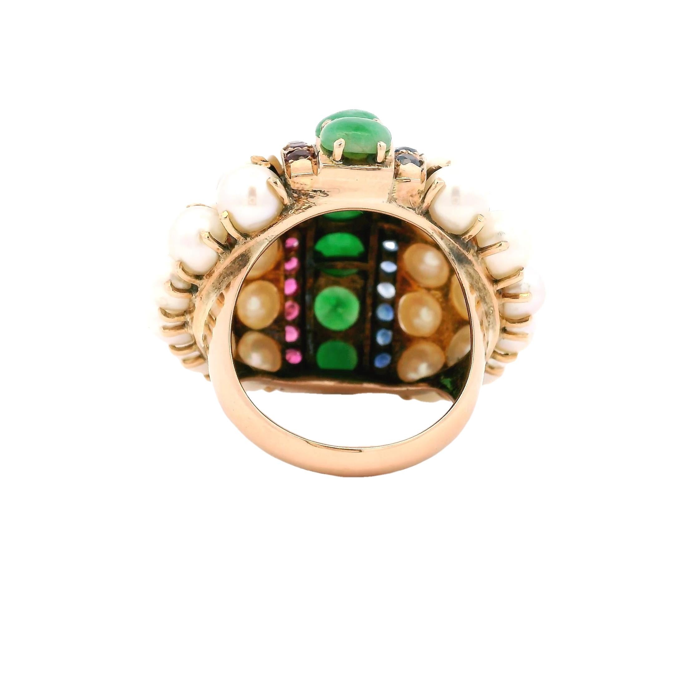 Cocktailring mit Perlen, Jade, Saphiren und Rubinen aus der Jahrhundertmitte in 18 Karat Gold im Zustand „Hervorragend“ im Angebot in Miami, FL