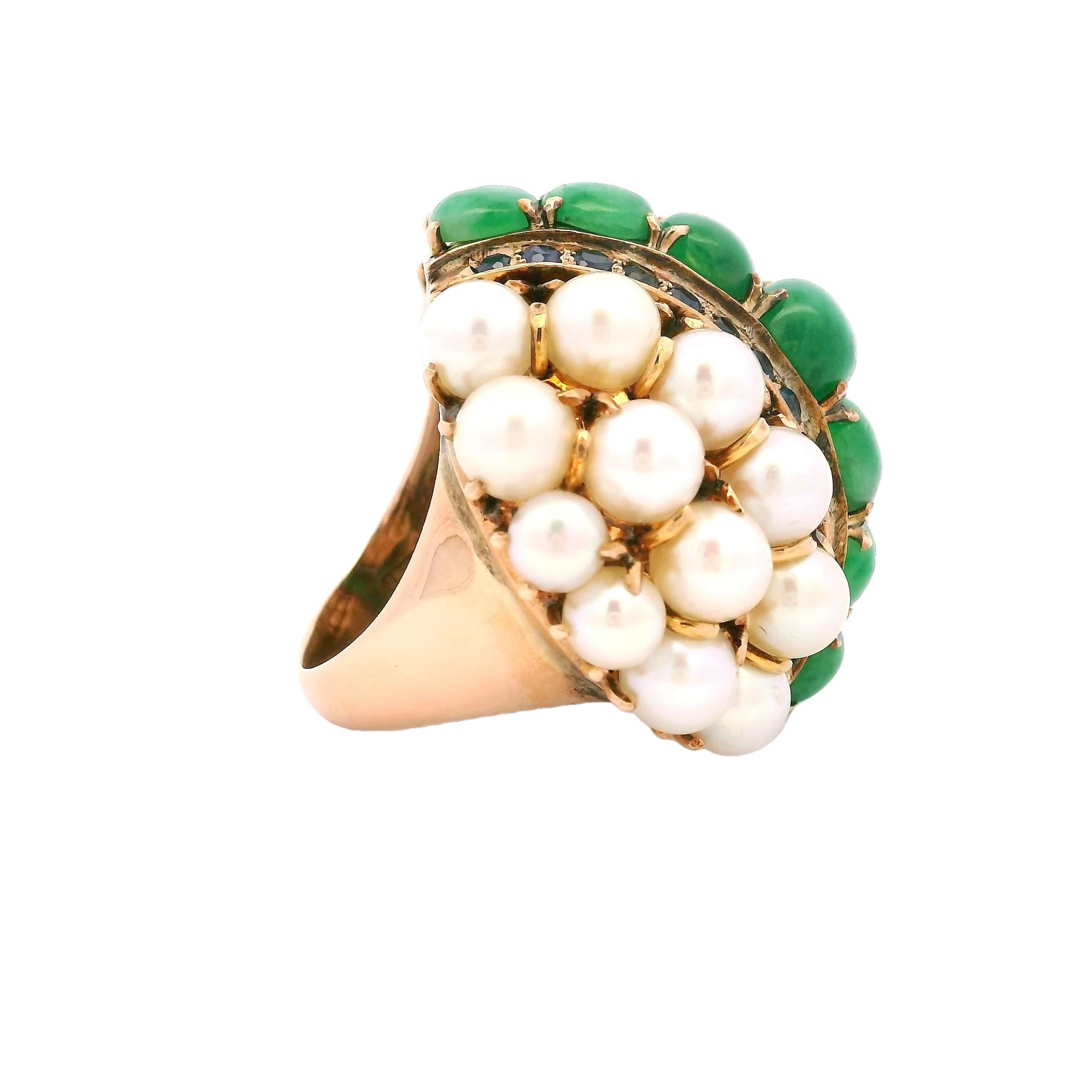 Cocktailring mit Perlen, Jade, Saphiren und Rubinen aus der Jahrhundertmitte in 18 Karat Gold Damen im Angebot