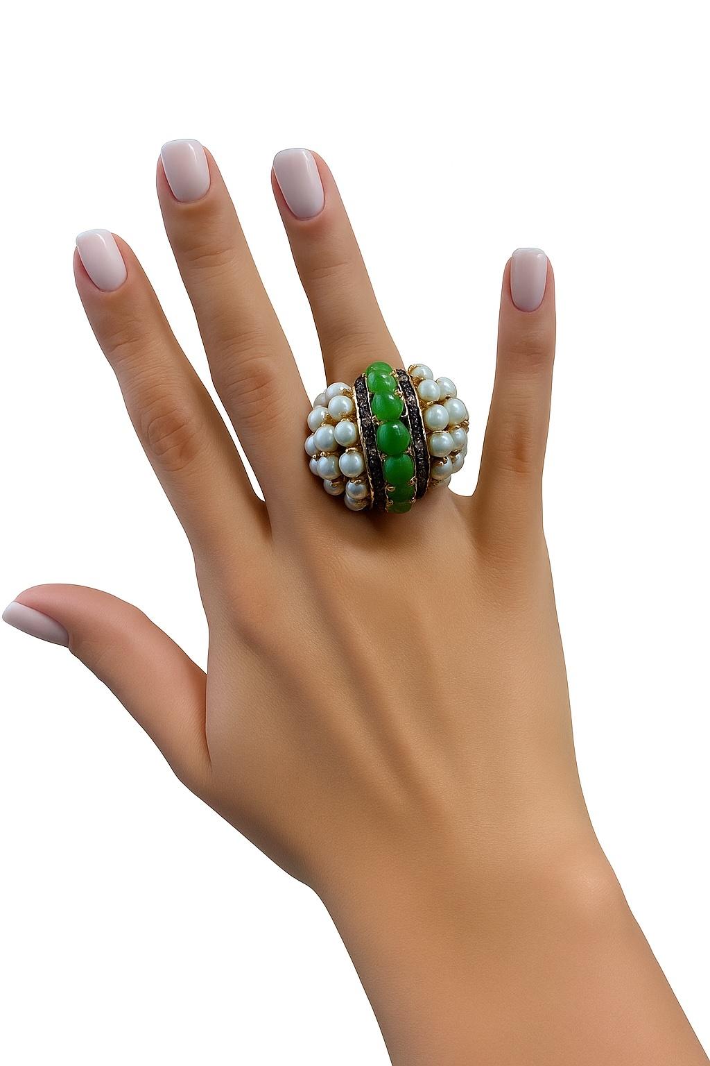 Cocktailring mit Perlen, Jade, Saphiren und Rubinen aus der Jahrhundertmitte in 18 Karat Gold im Angebot 1