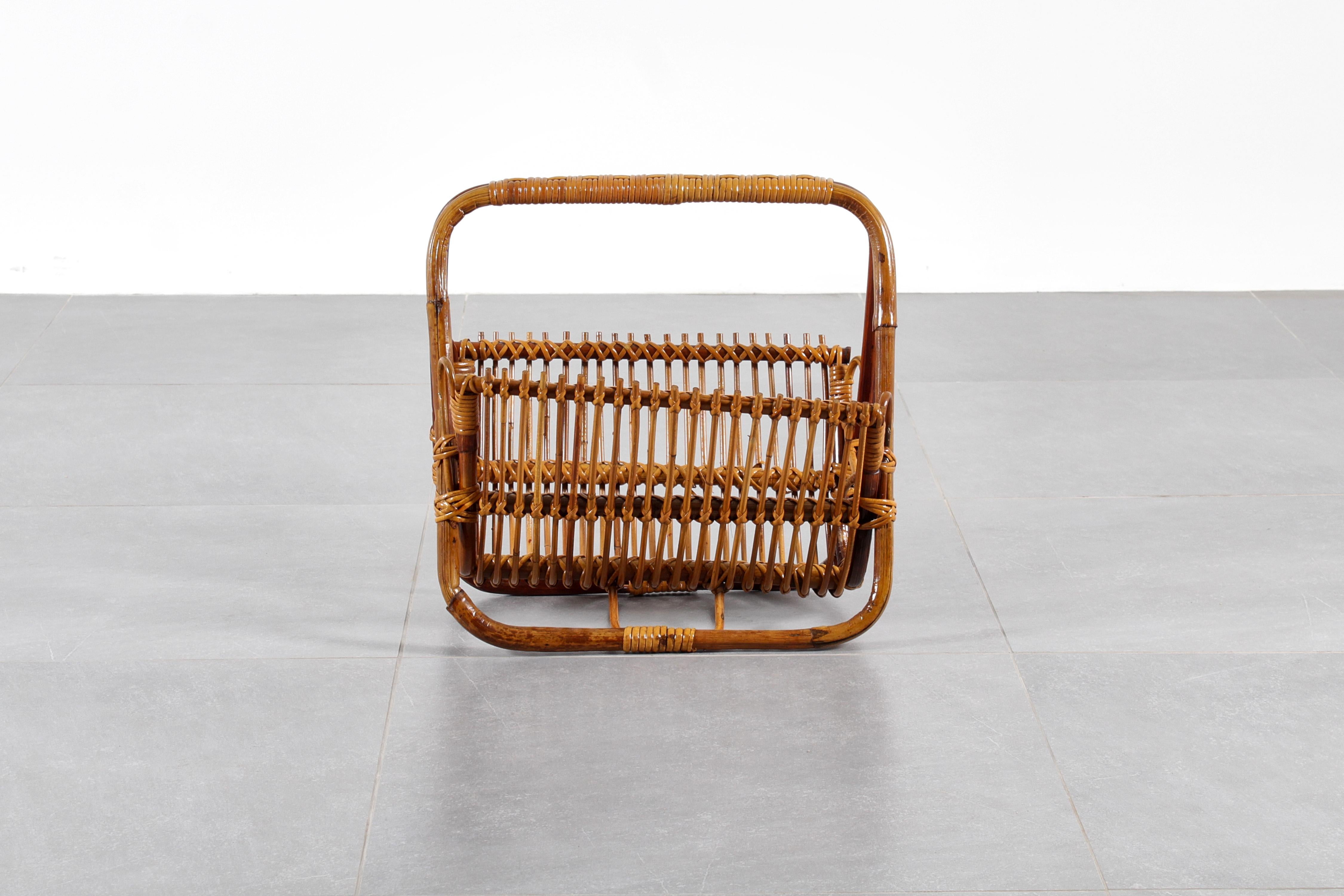 Stylish magazine rack in straight and curved bamboo canes and wicker bands with curved handle. Italian manufacture in the 60s.
Wear consistent with age and use.