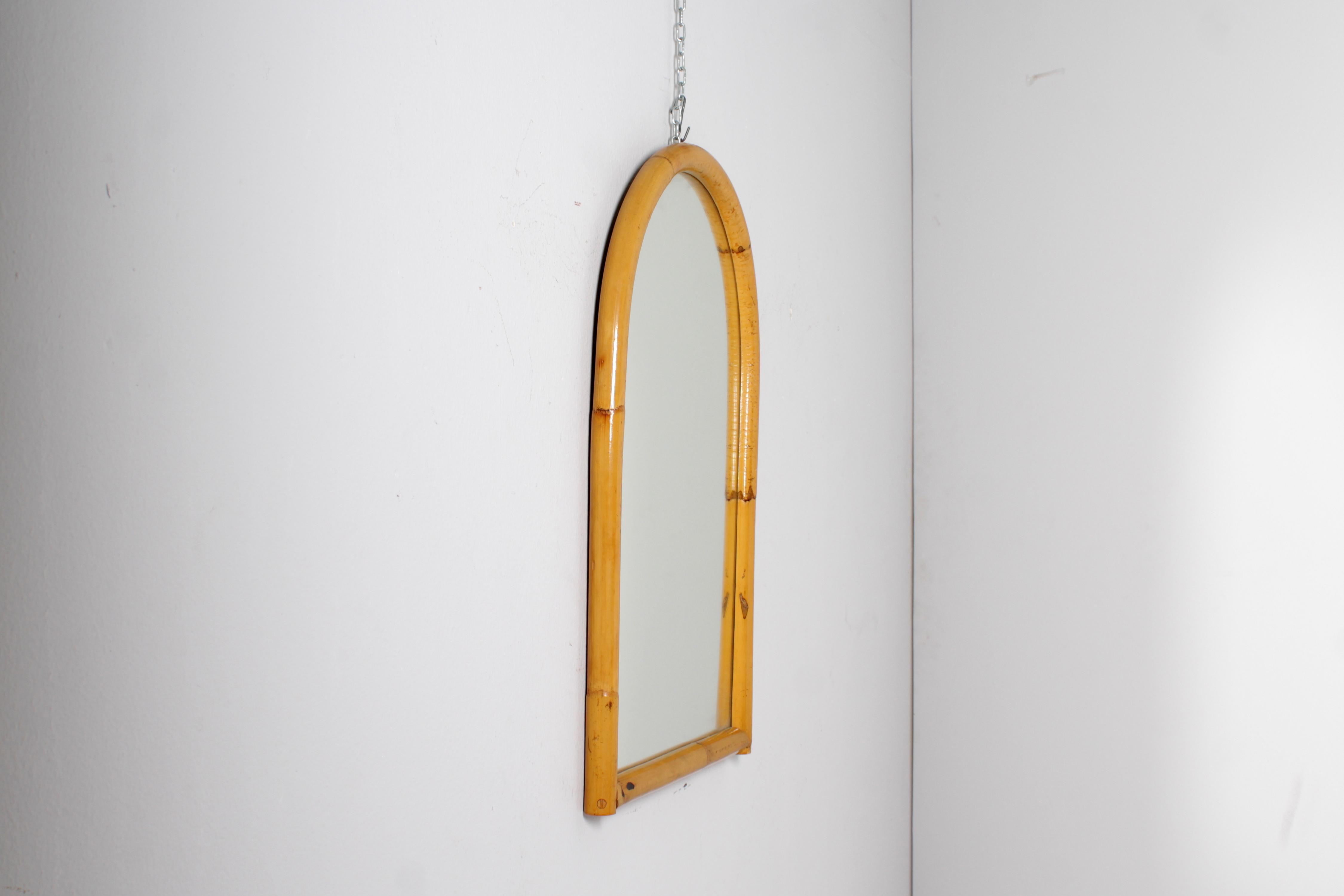 Very cute wall mirror with arched frame in bamboo cane jointed on the corners. In the style of Bonacina, Italy 1960s.
Wear consistent with age and use.