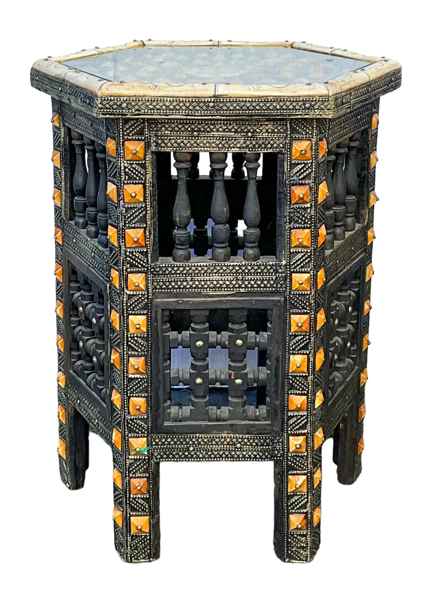 Colonial britannique Tables d'appoint marocaines en teck sculpté et incrusté d'os du milieu du siècle - Paire en vente