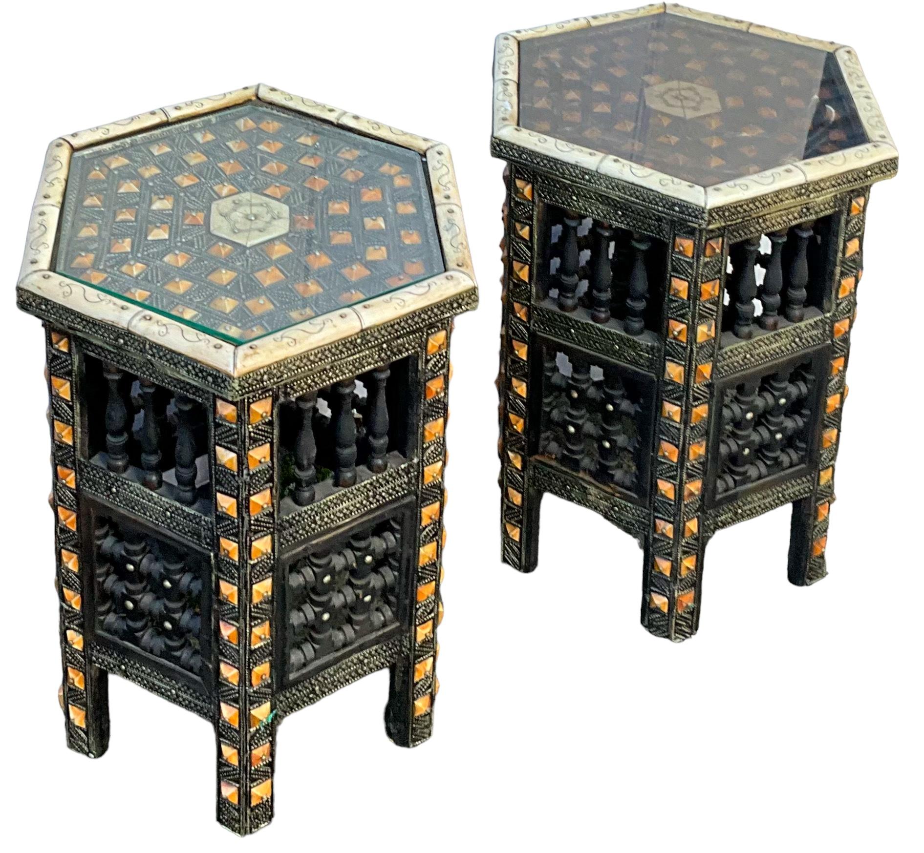 Marocain Tables d'appoint marocaines en teck sculpté et incrusté d'os du milieu du siècle - Paire en vente