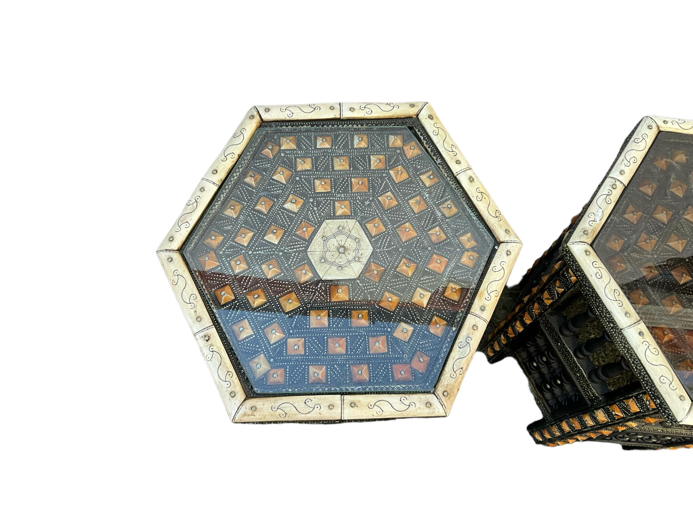 Tables d'appoint marocaines en teck sculpté et incrusté d'os du milieu du siècle - Paire Bon état - En vente à Kennesaw, GA