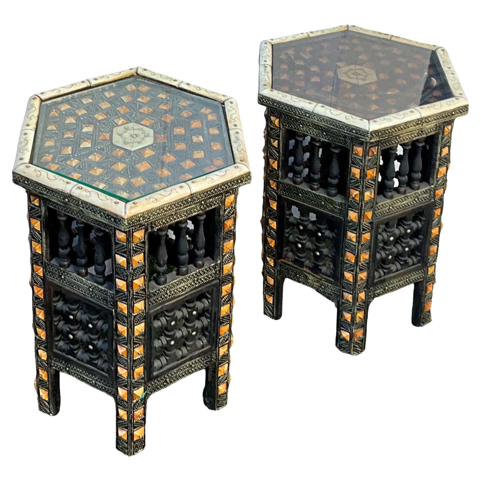 Tables d'appoint marocaines en teck sculpté et incrusté d'os du milieu du siècle - Paire en vente
