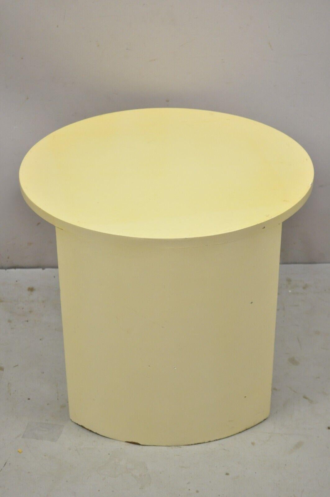 Midcentury Bone Lacquer Round Post Modernist Stretcher Base Accent Side Table In Good Condition For Sale In Philadelphia, PA