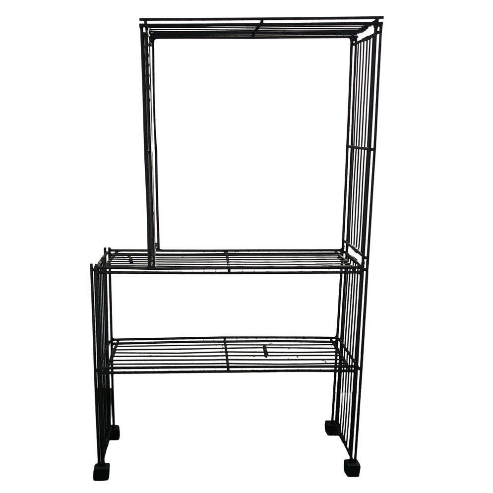 Originale scaffale artistico a 3 livelli in filo di ferro del Mid-Century, caratterizzato da un telaio di saldatura realizzato con centinaia di barre di ferro nero scolpite in una forma geometrica. La forma cubista poggia su 4 piedi quadrati in