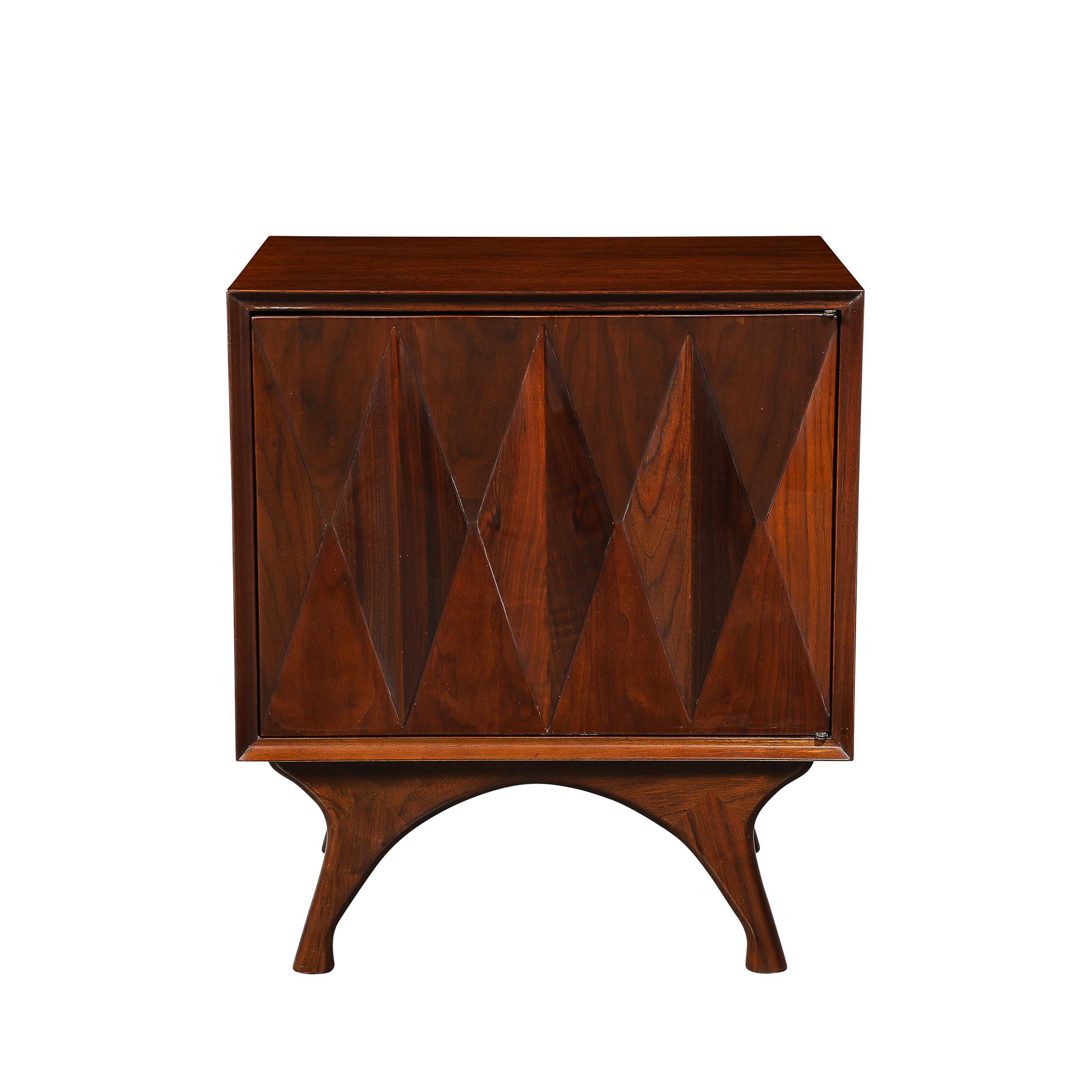 This dynamic and well-designed Pair of Mid-Century Modernist Diamond Front Nightstands in Book-Matched hand rubbed Walnut by Albert Parvin originates from the United States, Circa 1960. They feature sculptural fronts with a diamond patterned