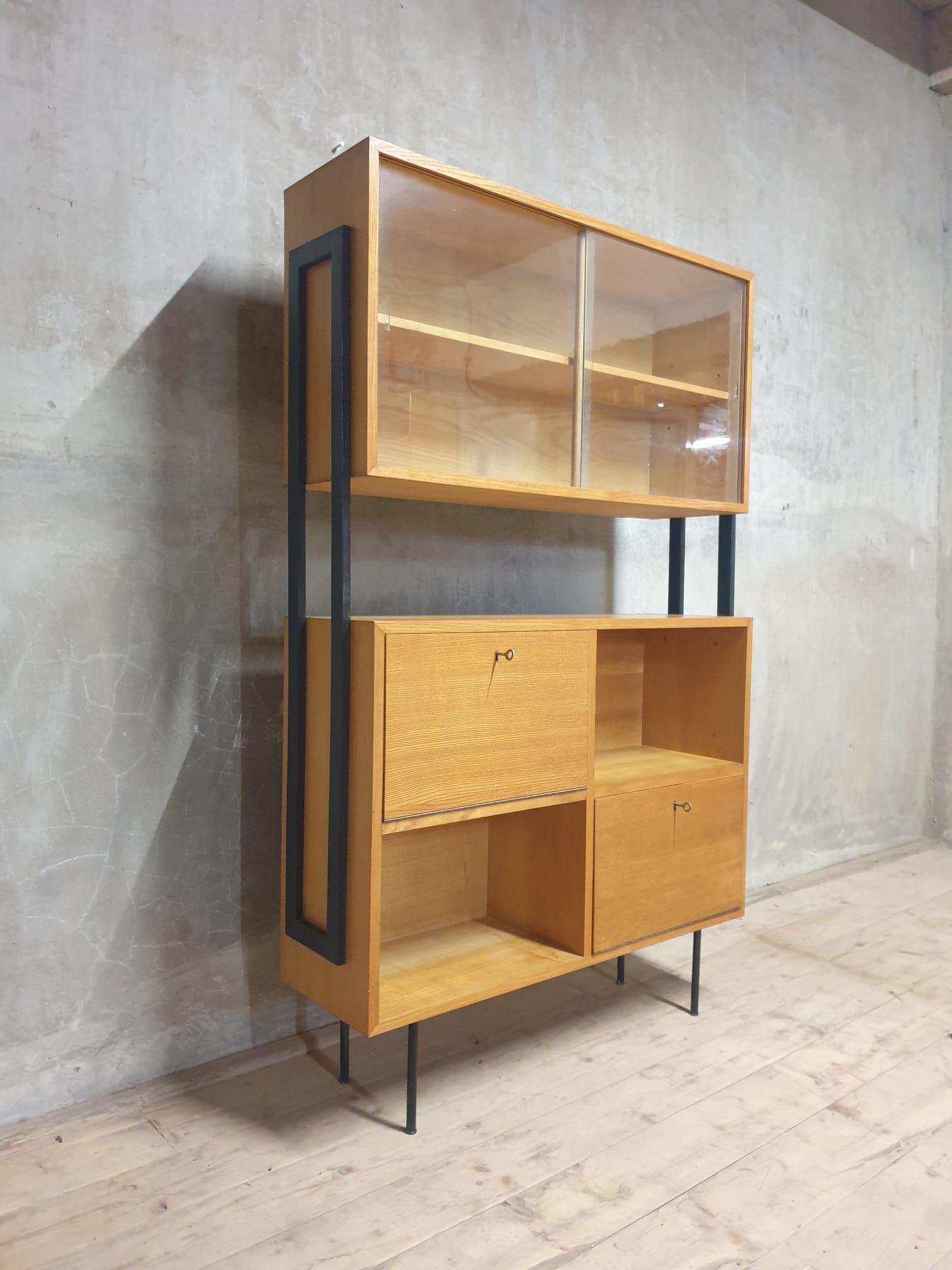 Mid century bookcase from the 1960´s. It was made in the former Czechoslovakia.
It´s made of beechwood, ashwood, plywood and metal.
In good preserved condition, it shows signs of age and use.

Height: 163 cm

lenght: 103 cm

Depth: 30 cm