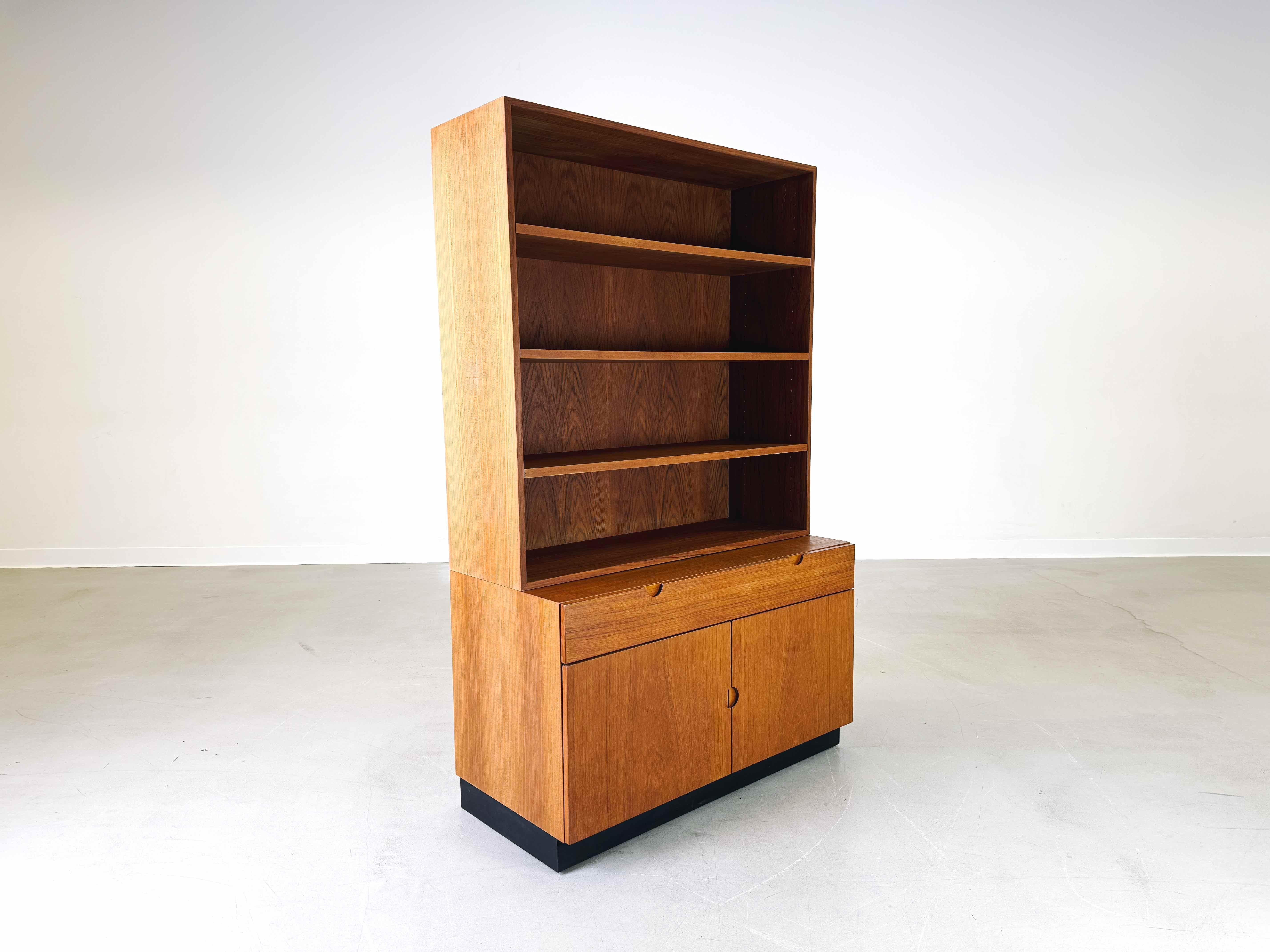 Mettiamo in vendita un bellissimo scaffale in teak di Bramin della metà del secolo scorso. Il design è stato creato da Sven Ellekaer ed è ancora oggi molto popolare.

Condit: Buone condizioni d'uso con segni di usura dovuti all'età. (vedi