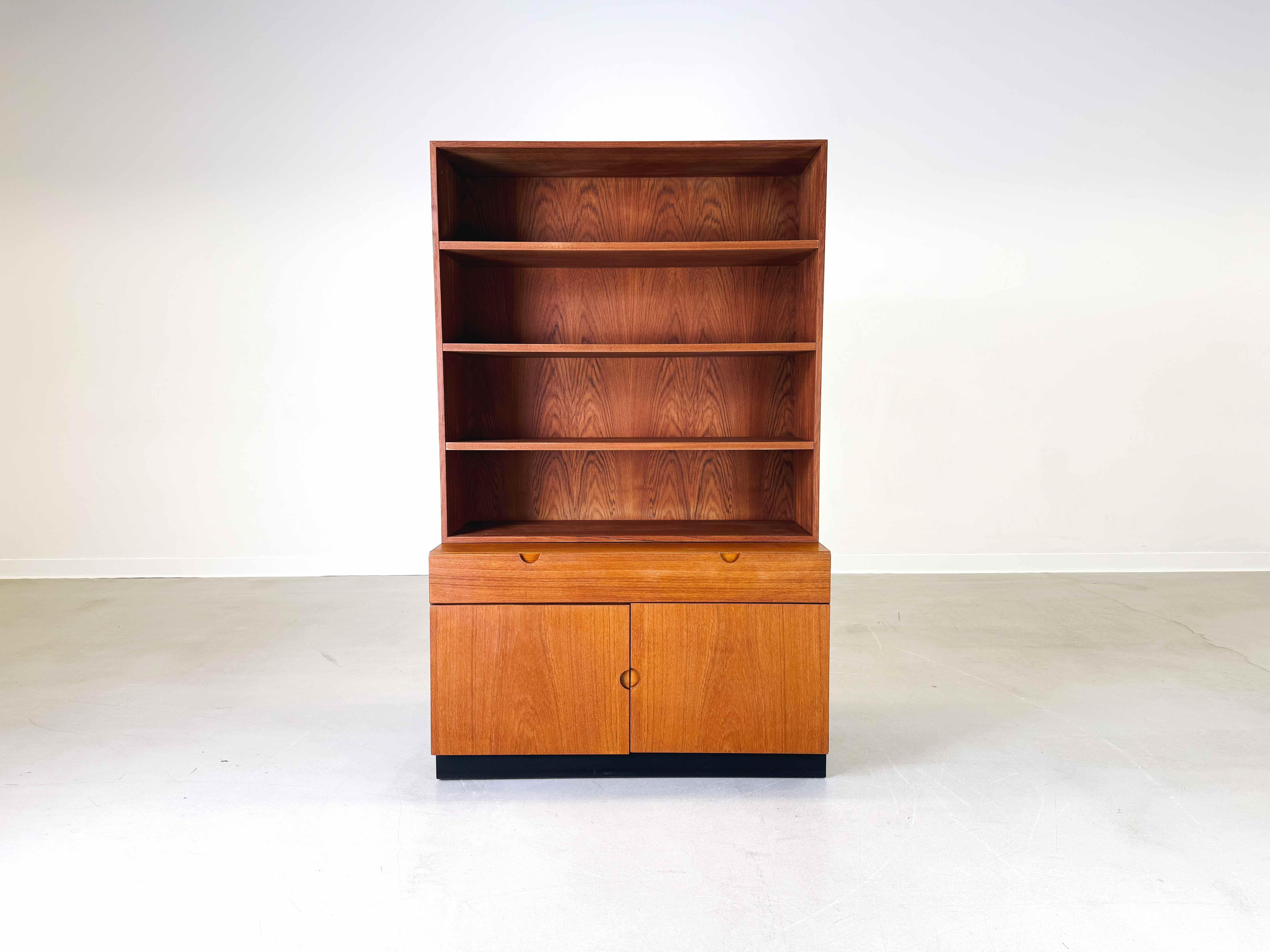 Mid-Century moderno Mobile libreria Mid Century Bramin 160 Sven Ellekär scaffale in teak in vendita