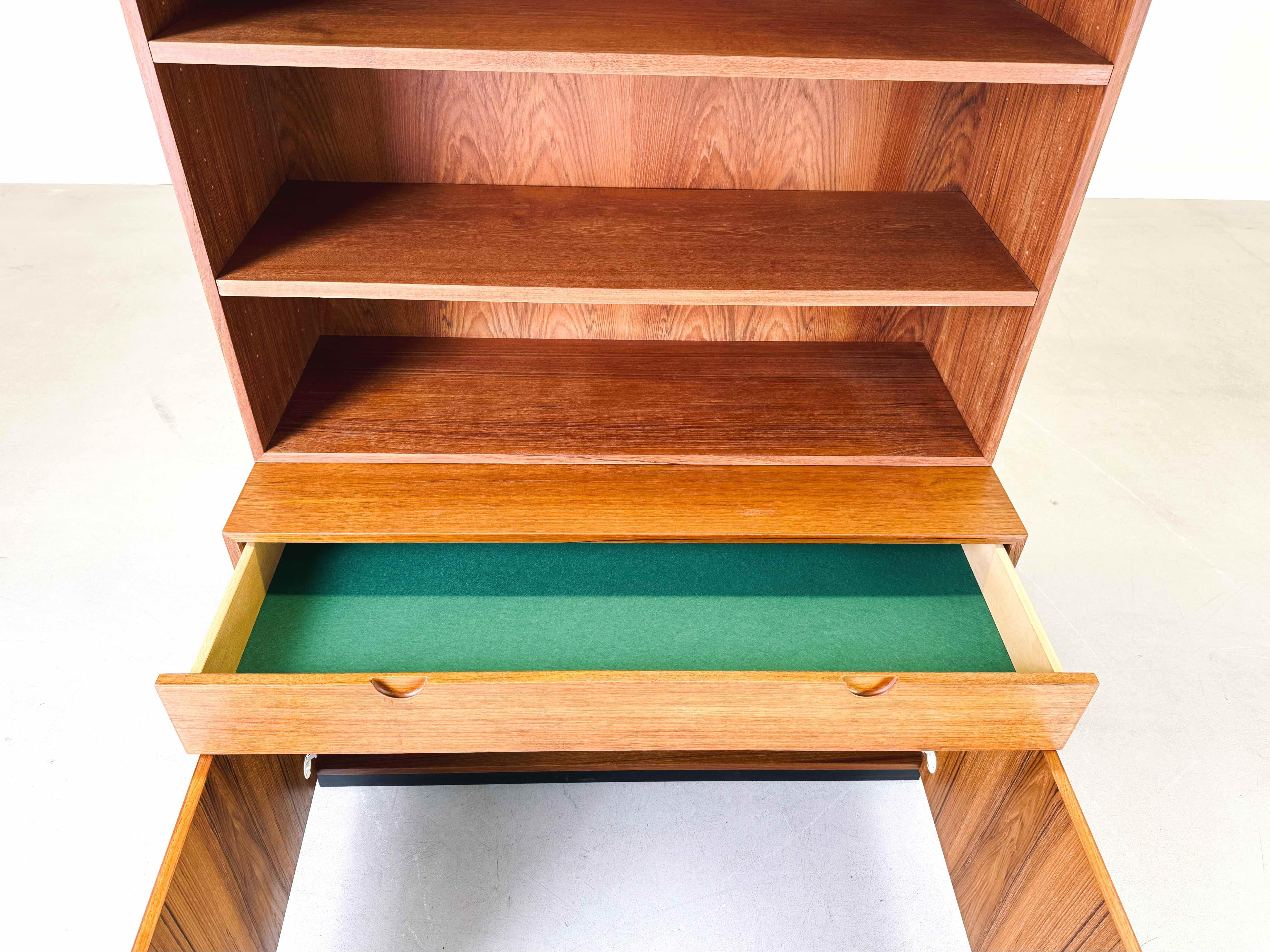 A olio Mobile libreria Mid Century Bramin 160 Sven Ellekär scaffale in teak in vendita