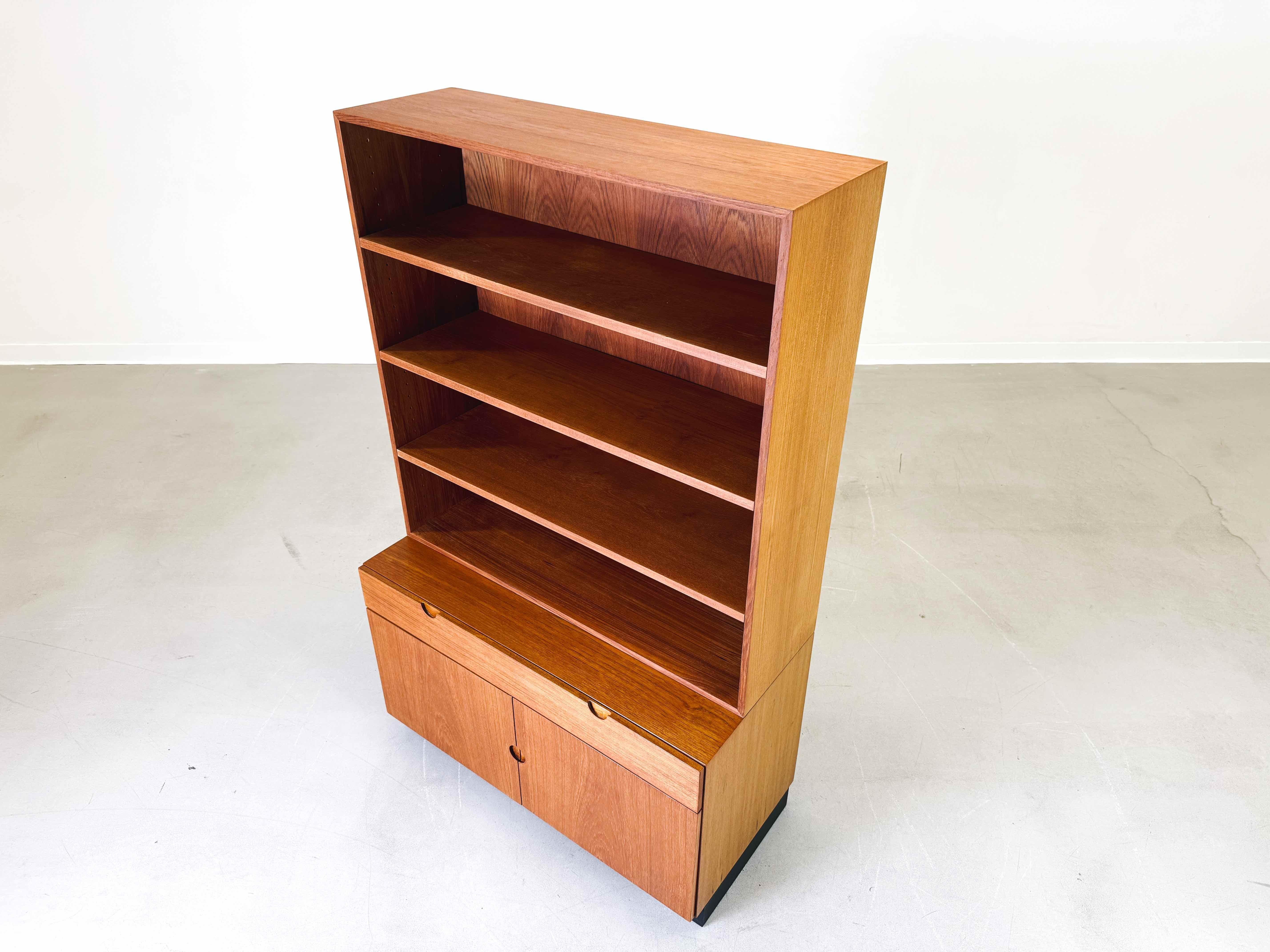 Metà XX secolo Mobile libreria Mid Century Bramin 160 Sven Ellekär scaffale in teak in vendita