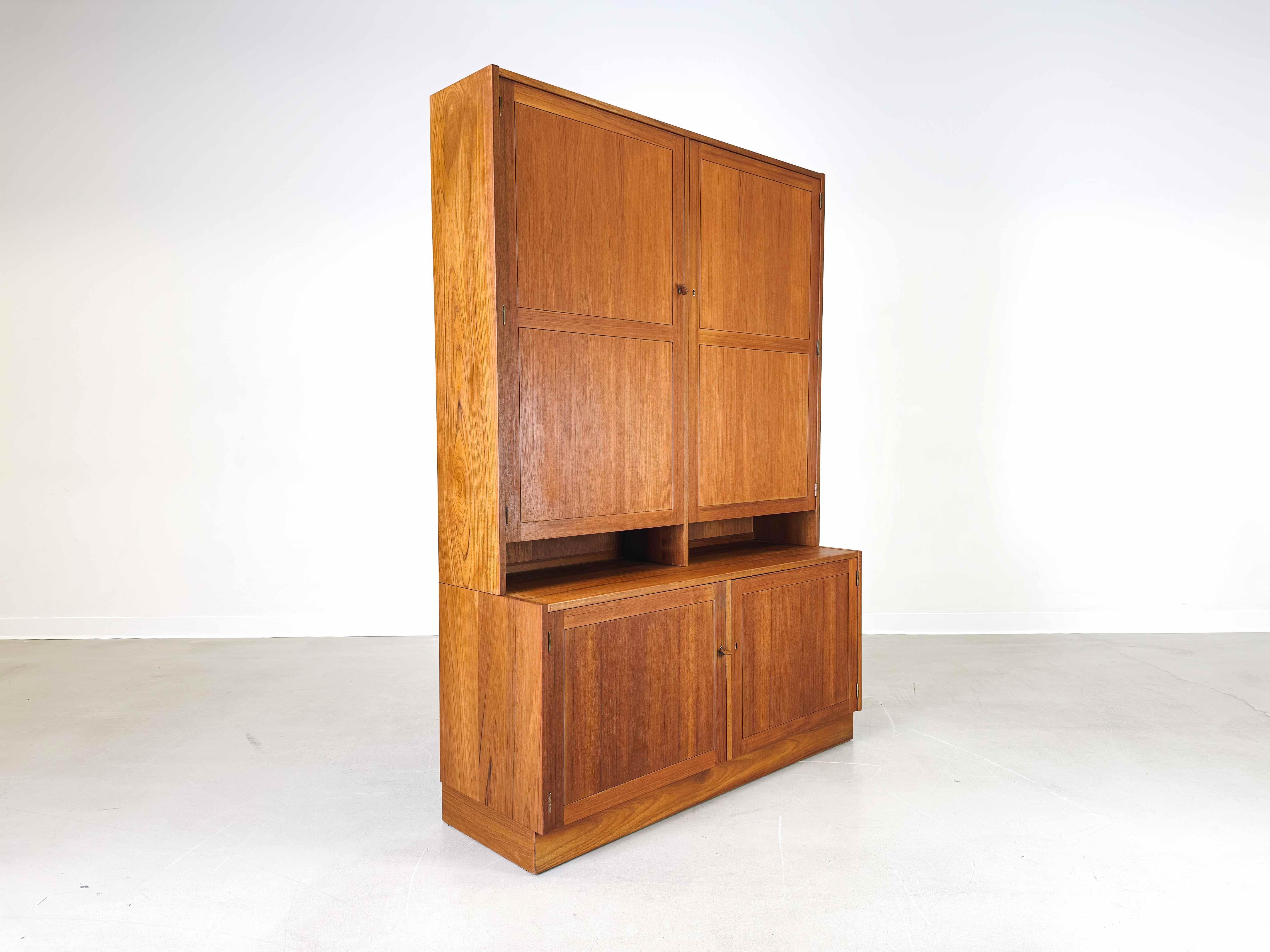 Wir bieten ein wunderschönes Teakholz Mid Century Bücherregal/ Schrank von Troeds zum Verkauf an. Die Serie/Modell heißt Domi Monté, wurde von dem bekannten Designer Nils Jonsson entworfen und zeichnet sich u.a. durch eine sehr hochwertige