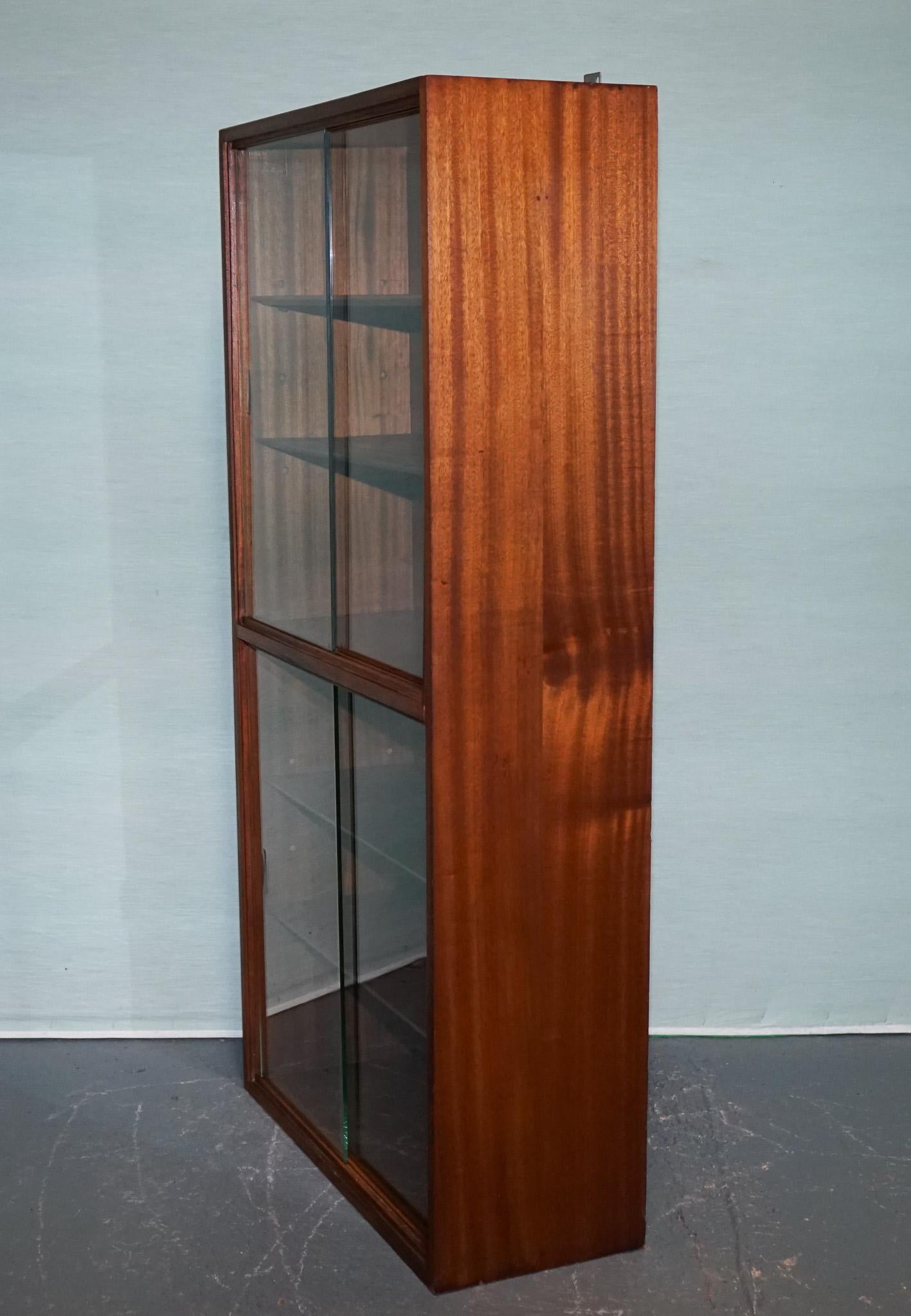 MID CENTURY BOOKCASE DISPLAY CABINET WITH GLASS SLiDING DOORS For Sale 3