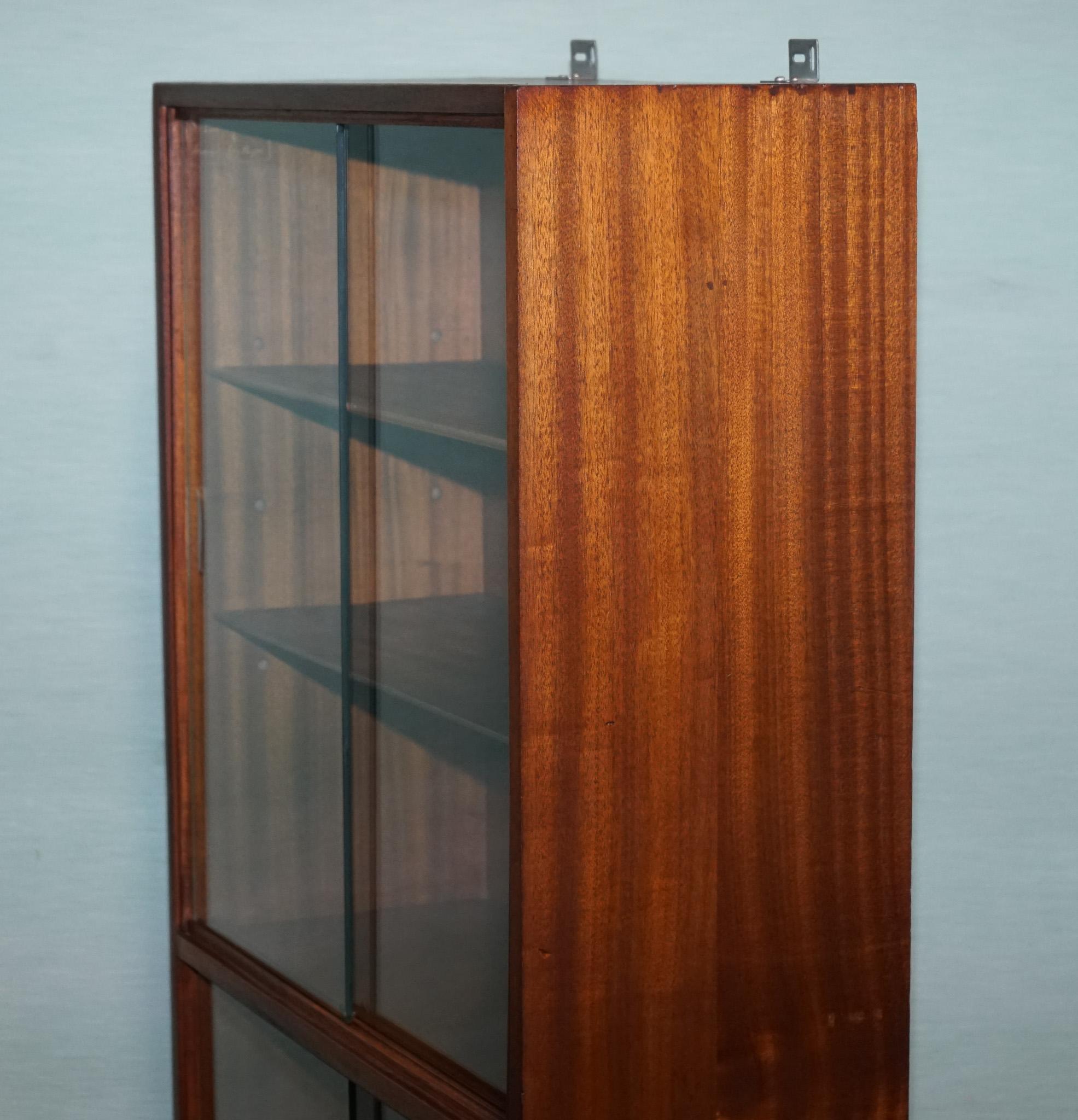 MID CENTURY BOOKCASE DISPLAY CABINET WITH GLASS SLiDING DOORS For Sale 4