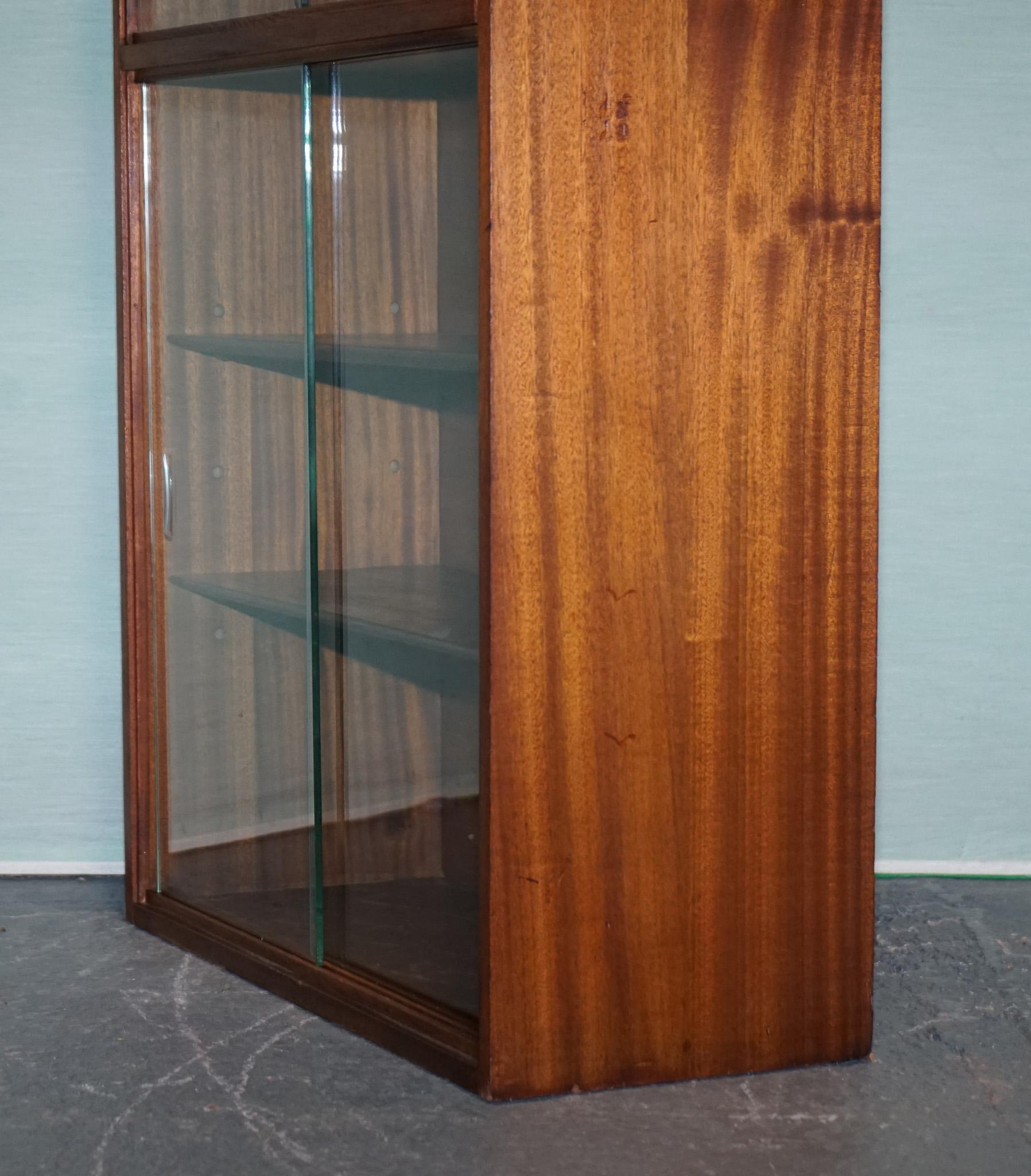 MID CENTURY BOOKCASE DISPLAY CABINET WITH GLASS SLiDING DOORS For Sale 5