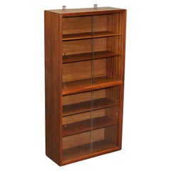 MITTELZENTRUELLER BÜCHERSCHRANK MIT GLASSCHIEBEN TÜREN