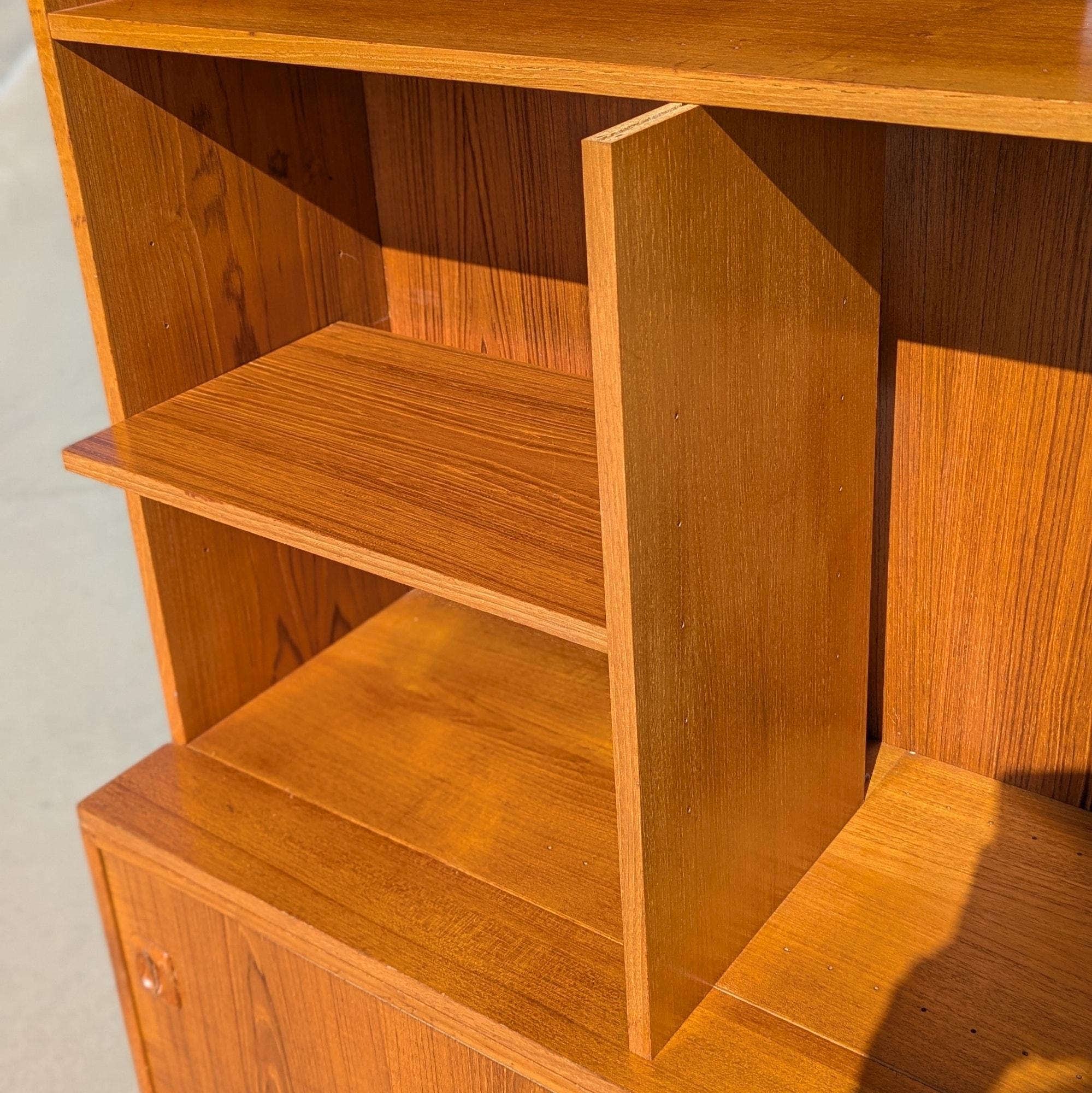 Mid-Century Bookcase Wall Unit, Teak Veneer, Warm Finish, Denmark, c. 1960s For Sale 5