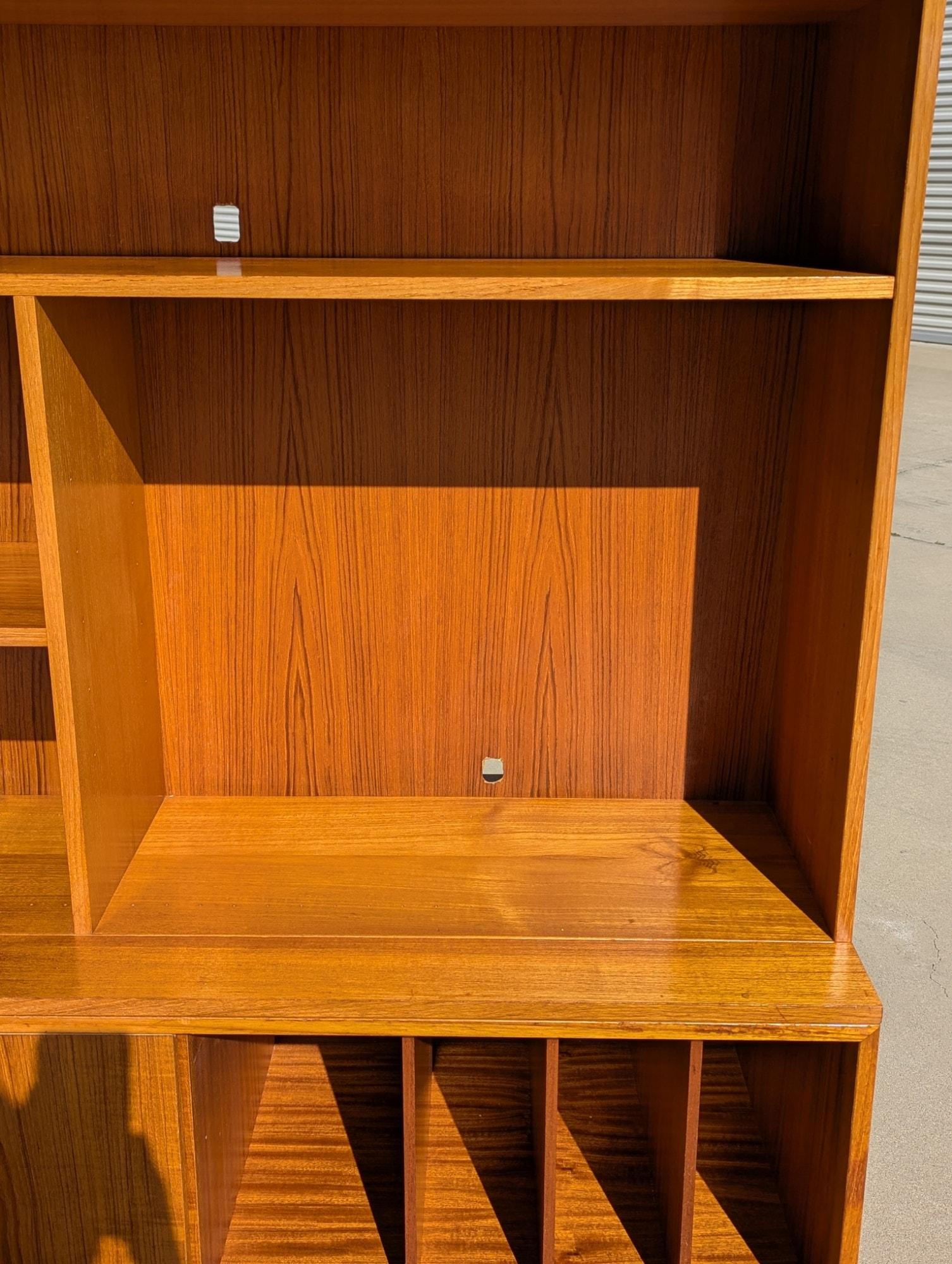 Mid-Century Bookcase Wall Unit, Teak Veneer, Warm Finish, Denmark, c. 1960s For Sale 6