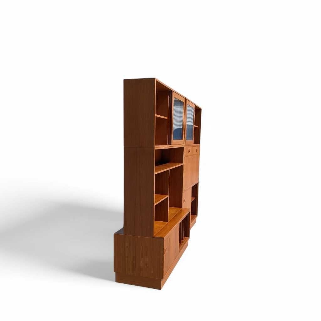 Mid-Century Bookcase Wall Unit, Teak Veneer, Warm Finish, Denmark, c. 1960s In Good Condition For Sale In Rancho Cucamonga, CA