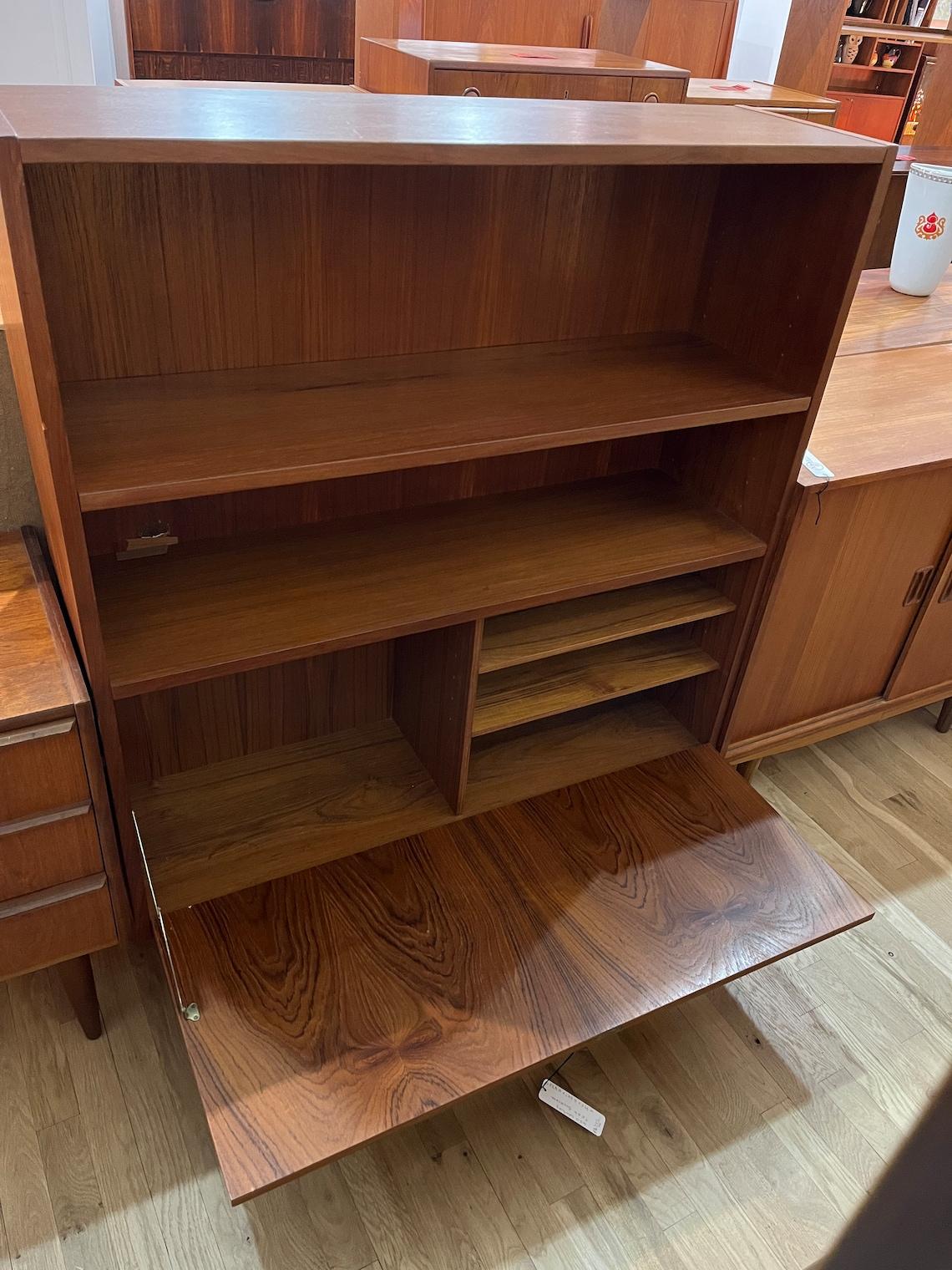 Mid-Century Bookcase with Storage in the bottom In Good Condition In Hudson, NY