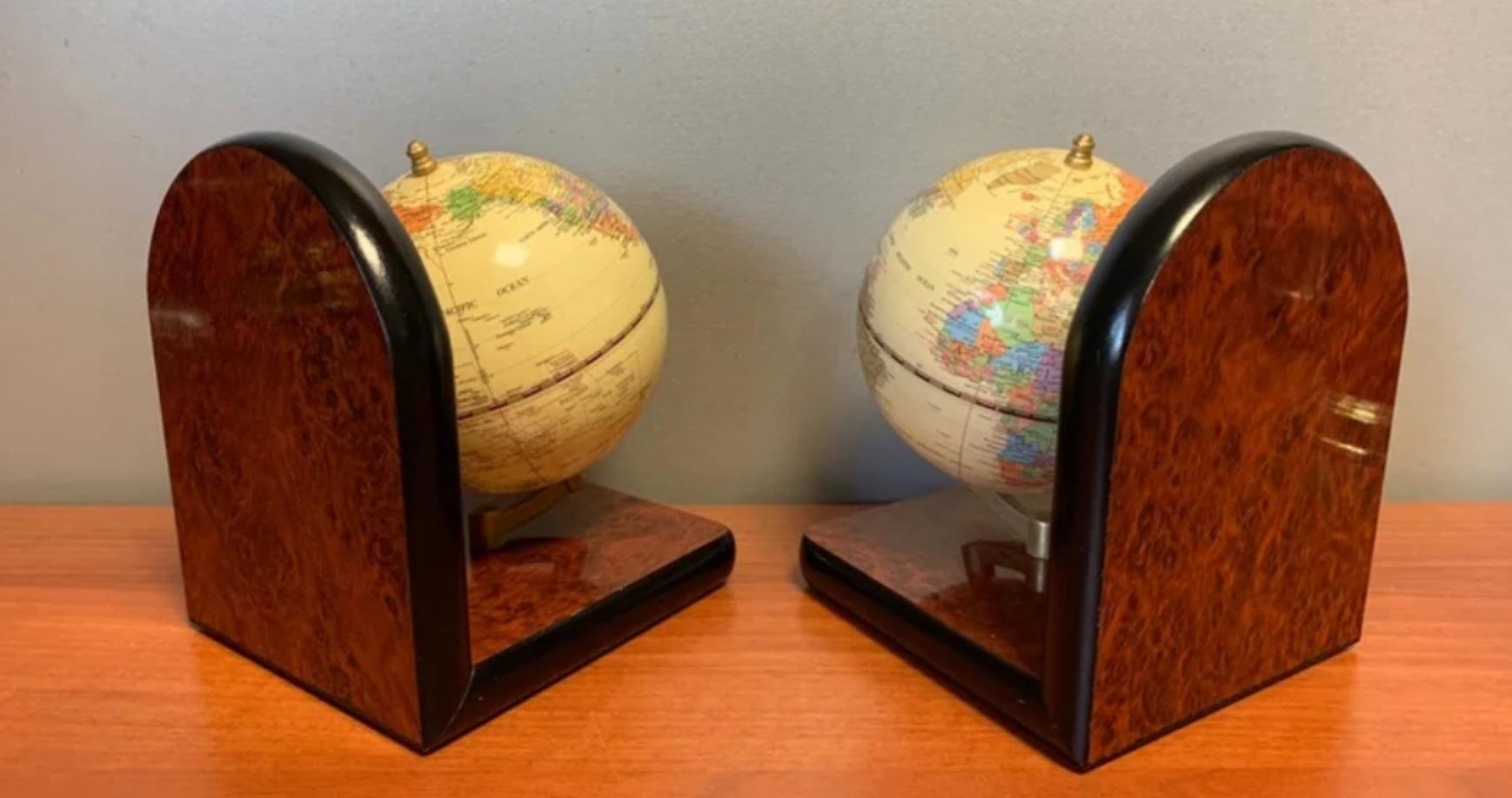Pair of mid-century world globe bookends.

They globes are two pieces of timeless design ideal for a very masculine and sophisticated environment.
These pieces are ideal to place in your office or living room and evoke the environments of the