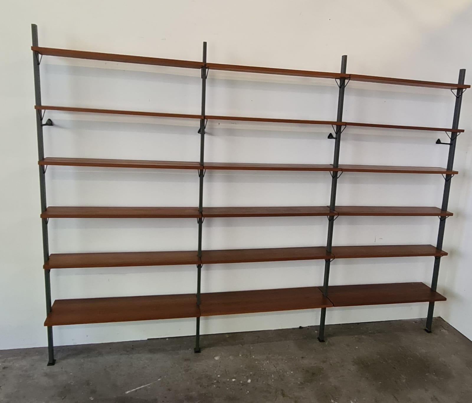 Mid century bookshelf or wall unit designed by Olof Pira for String AB.

Elegant mid century and modular design.

The teak shelves are completely modular.

Can be easily disassembled for shipping.

Good condition with normal age related