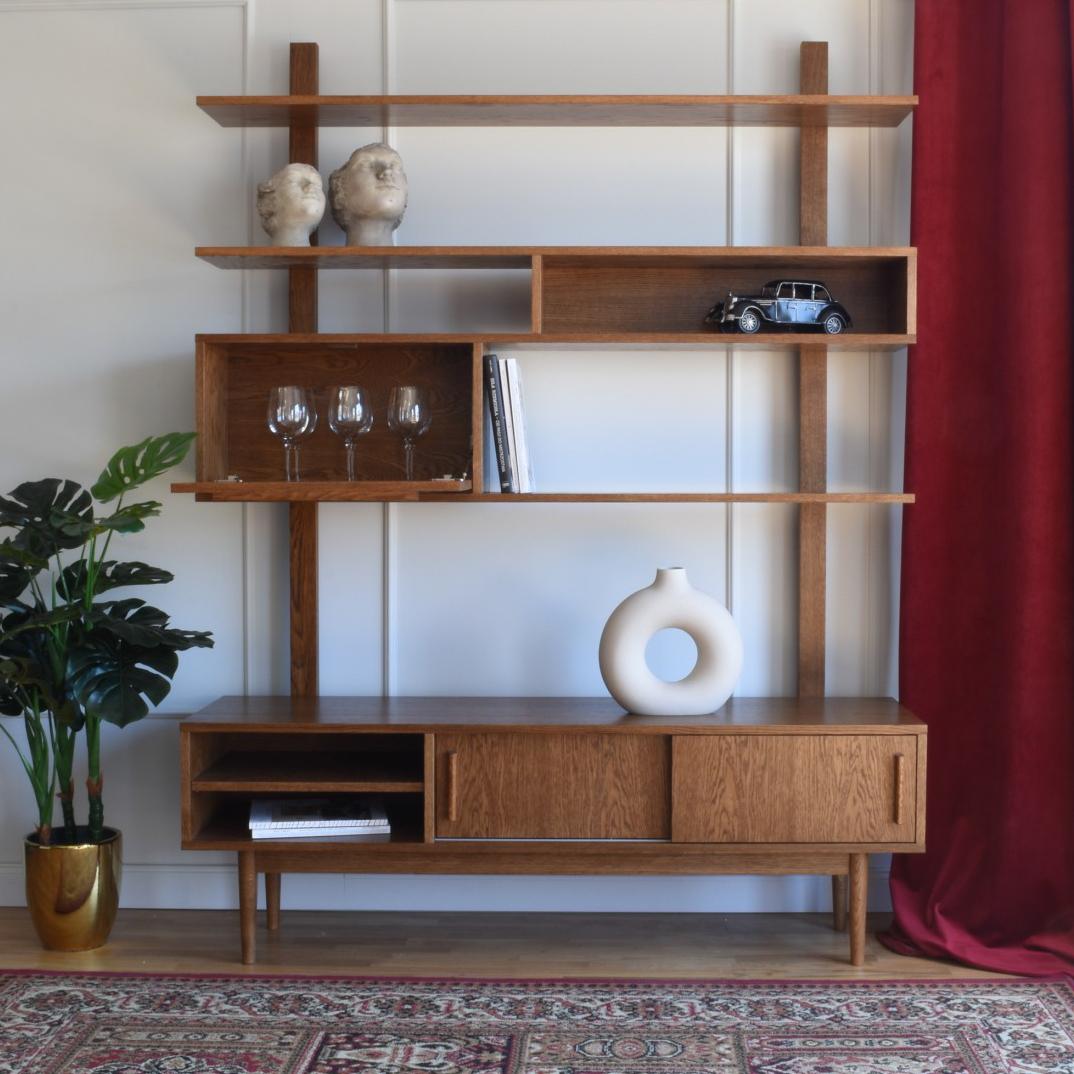 Mid-Century Bücherregal von Pastform
Abmessungen: T 45 x B 150 x H 200 cm.
MATERIALIEN: Gebeiztes und lackiertes Holz.

Erhältlich in verschiedenen Holzausführungen: Whiskey, Rum, BPA, Nobel, Brandy, Schwarz und Natura. Bitte kontaktieren Sie