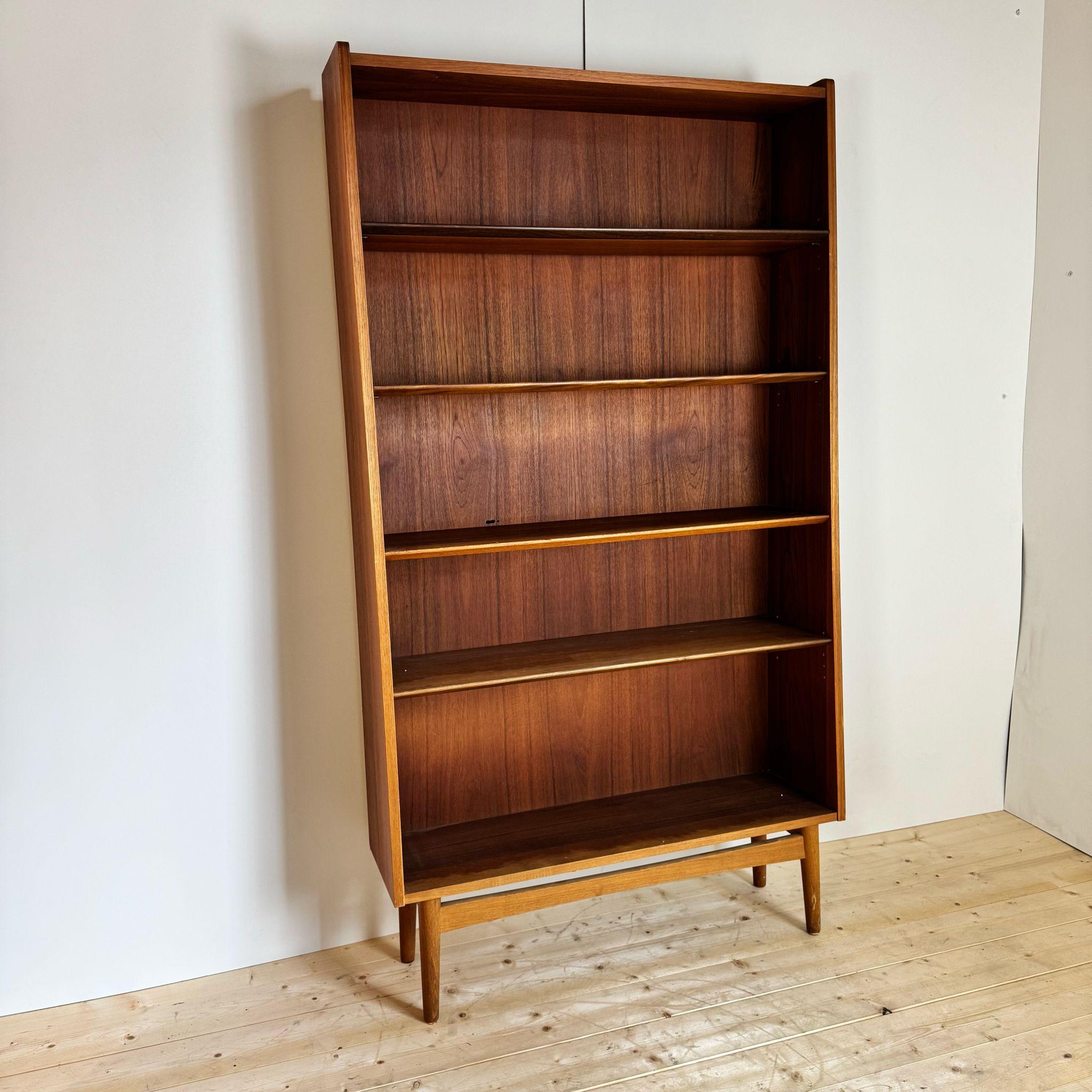 Bücherregal aus der Mitte des Jahrhunderts aus Teakholz, Dänemark 1960er Jahre (Danish) im Angebot