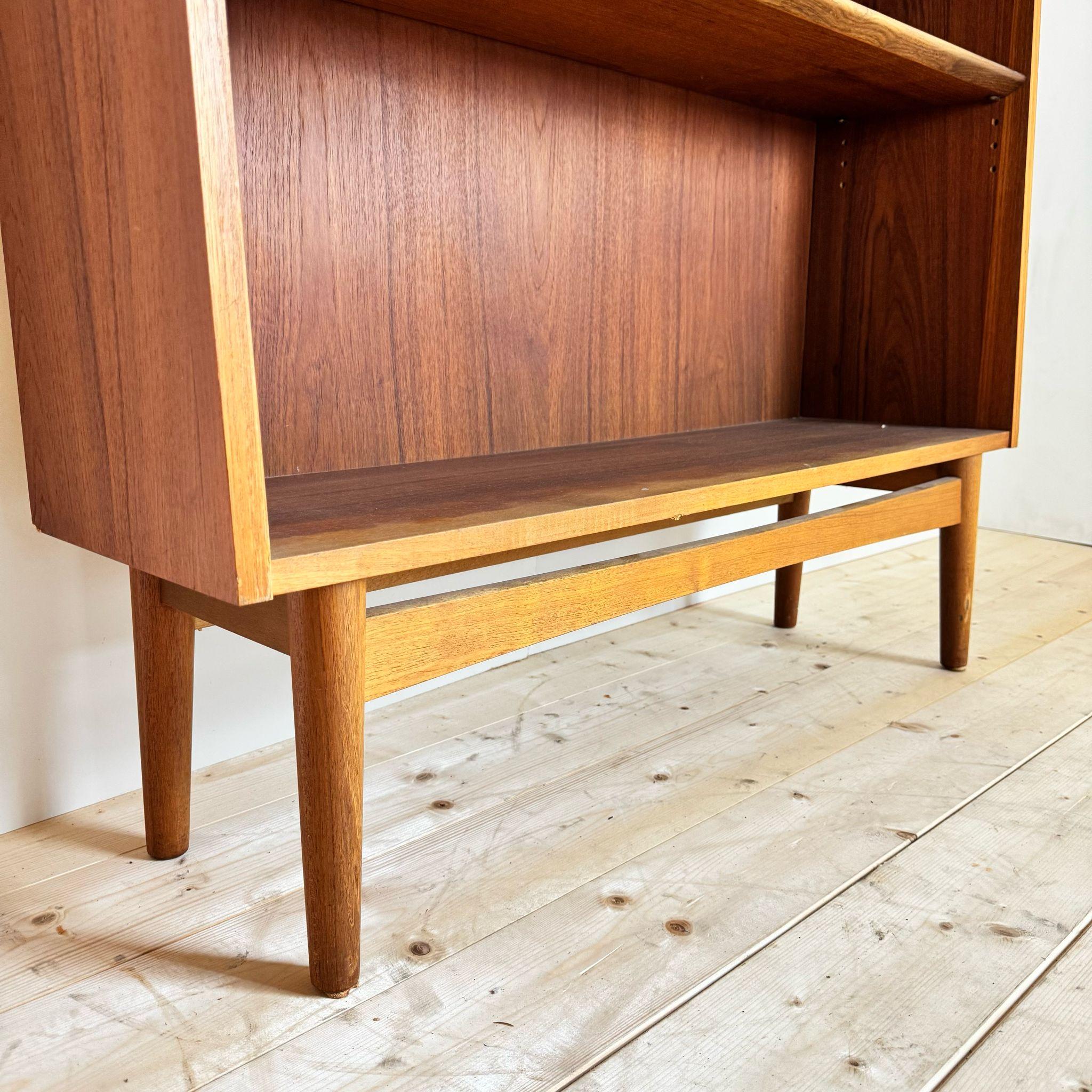 Bücherregal aus der Mitte des Jahrhunderts aus Teakholz, Dänemark 1960er Jahre (Furnier) im Angebot