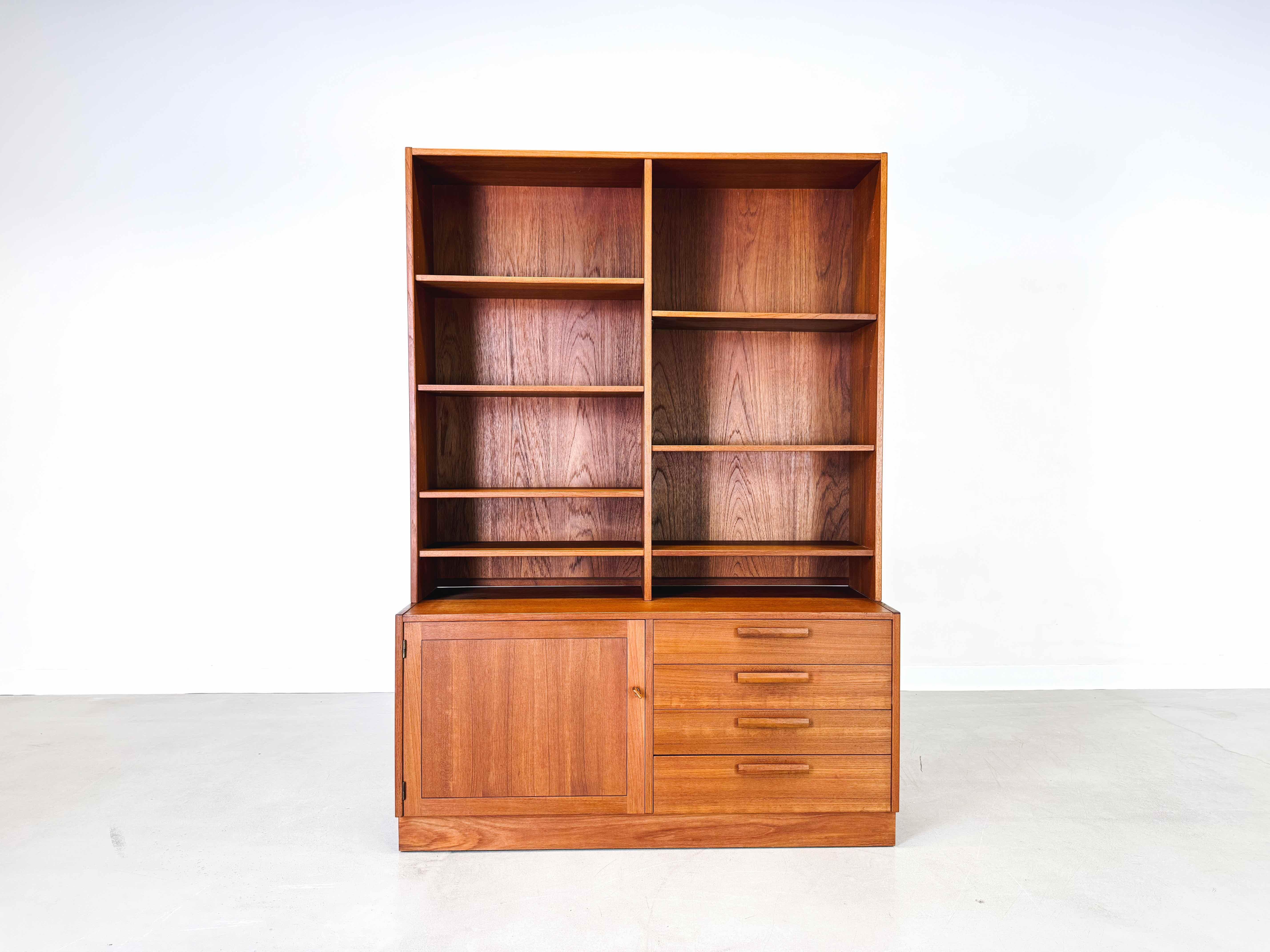 Wir bieten ein schönes Teakholz Mid Century Bücherregal von Troeds zum Verkauf an. Die Serie/Modell heißt Domi Monté, wurde von dem bekannten Designer Nils Jonsson entworfen und zeichnet sich u.a. durch eine sehr hochwertige Verarbeitung aus. Das