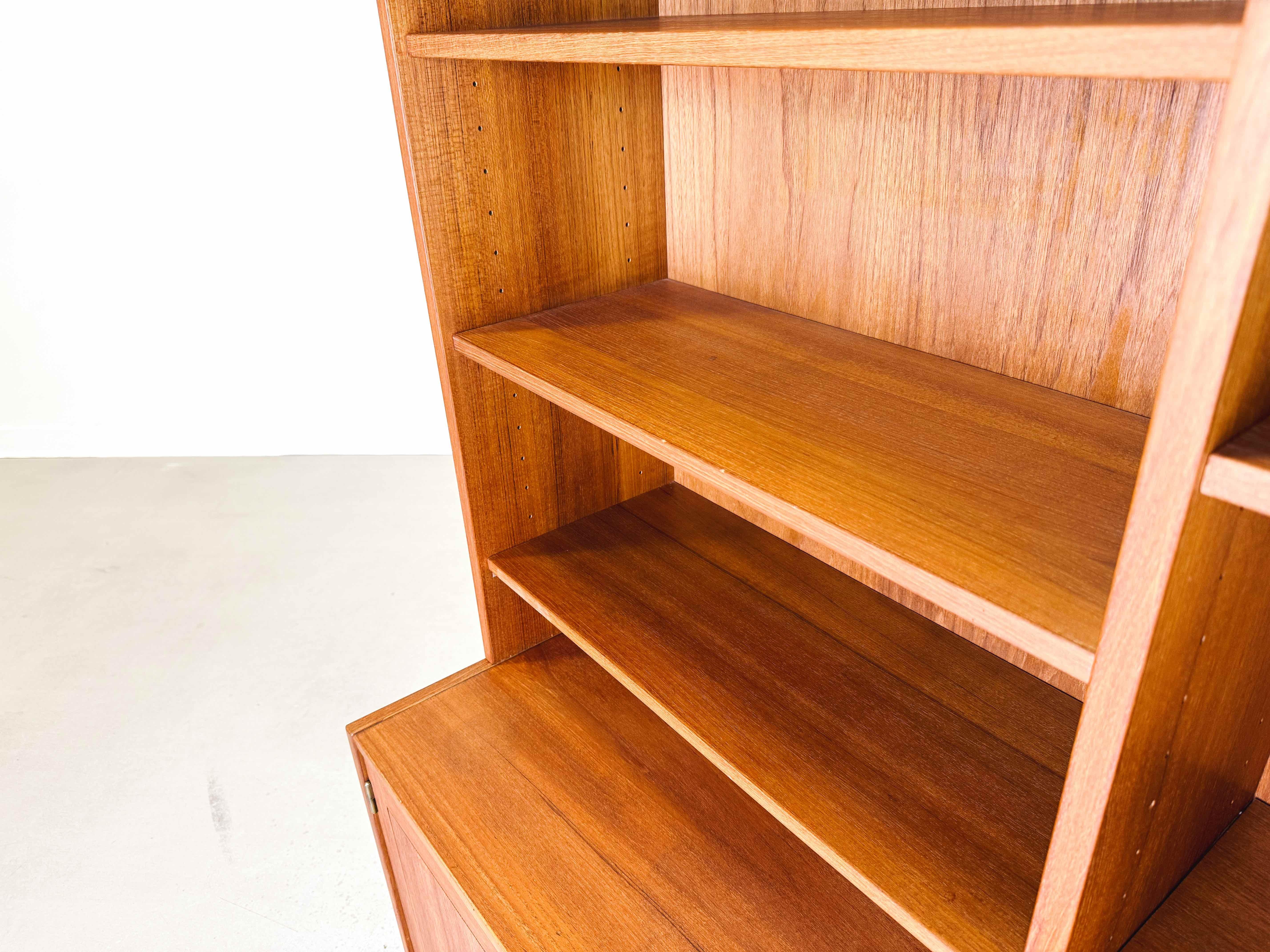 Mid Century bookshelf Troeds Nils Jonsson Teak Sweden Domi Monté In Good Condition For Sale In Berlin, DE