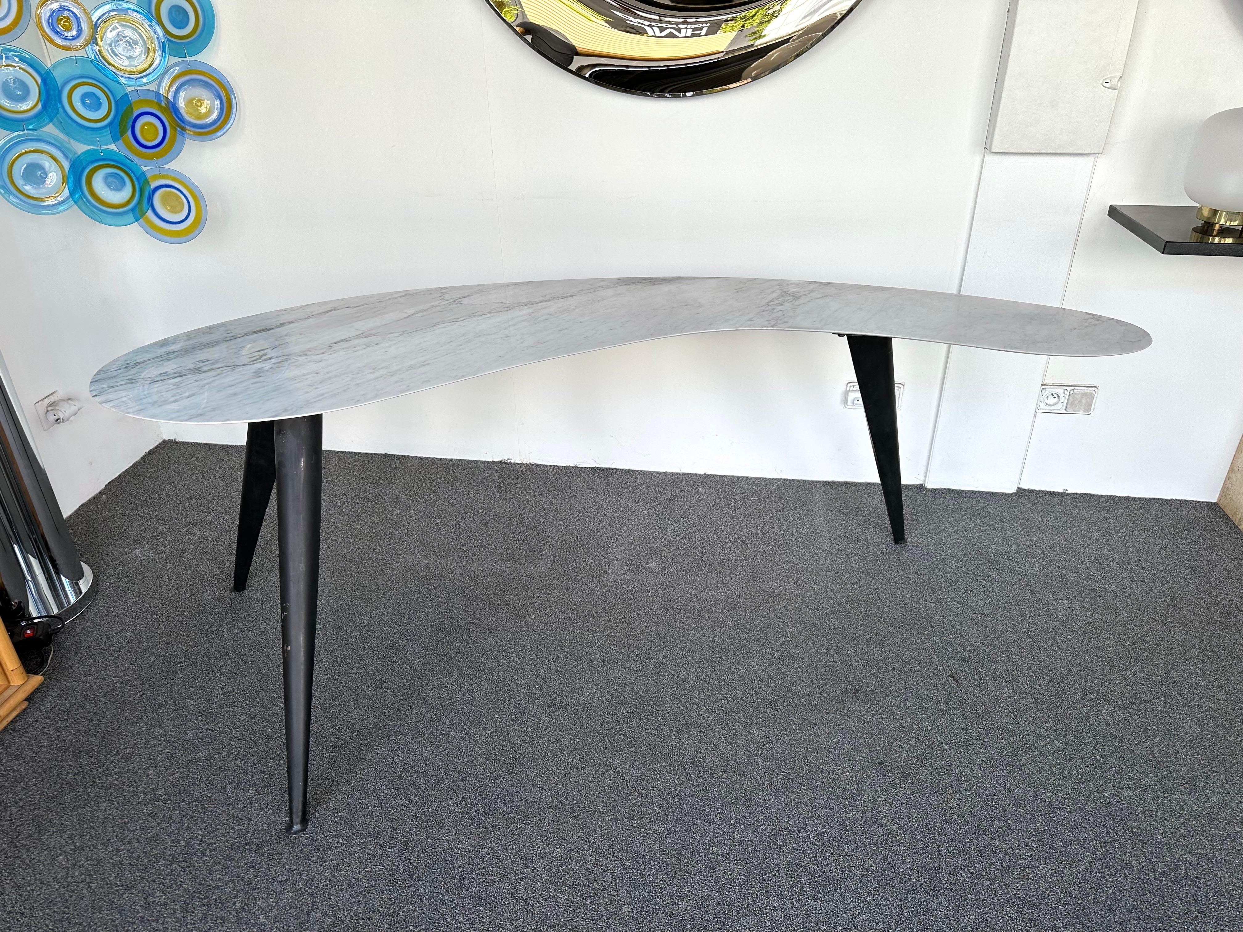 Mid-Century Modern Space Age Boomerang curve free form console table or writing desk in marble and black painted lacquered metal compass feet. In the mood of Janine Abraham, Mathieu Matégot, Maison Jansen, Galerie Maison et Jardin, Ferdinando