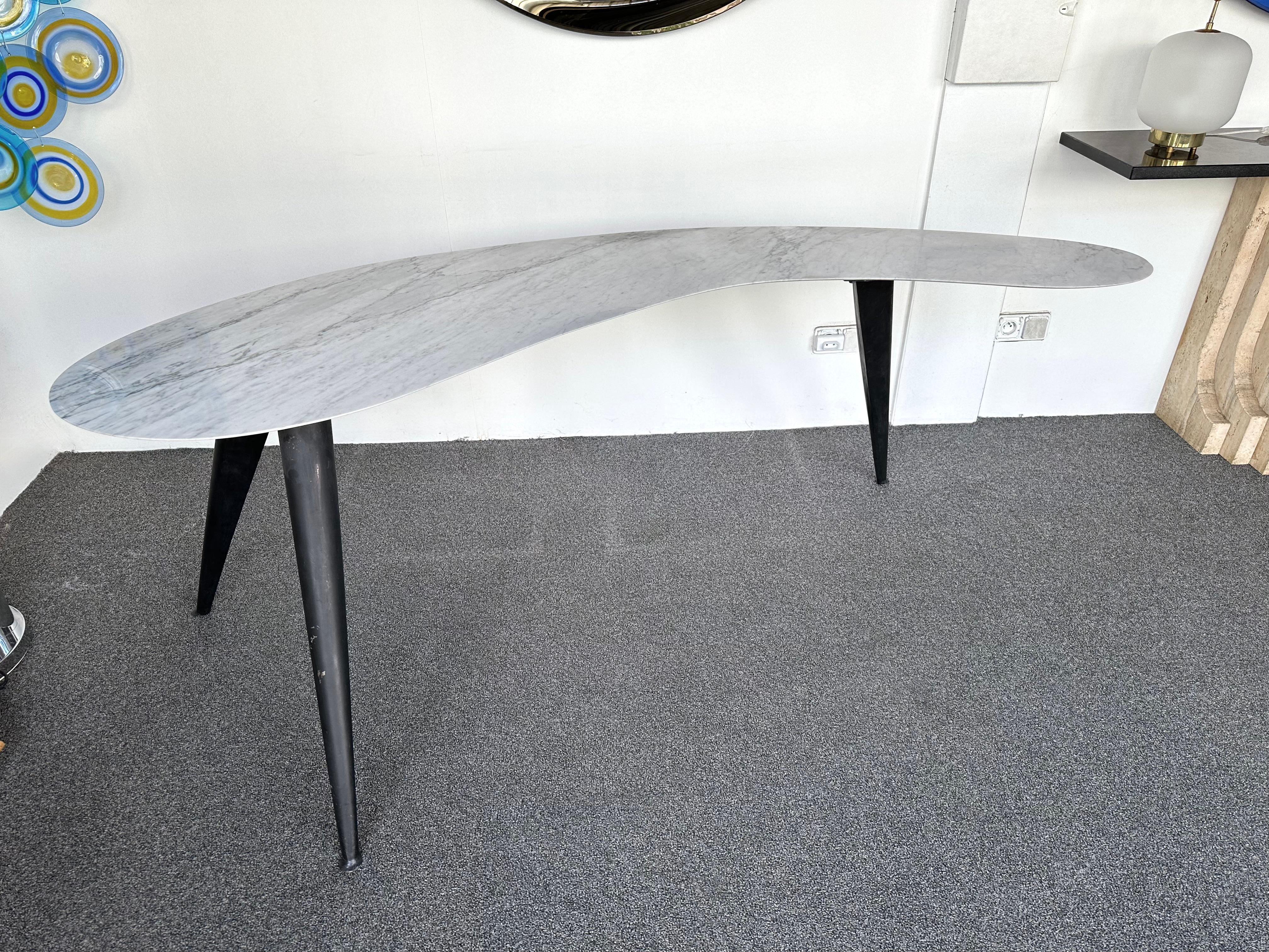 Mid-Century Boomerang Marble and Metal Compass Console Table. Italy, 1970s In Good Condition For Sale In SAINT-OUEN, FR