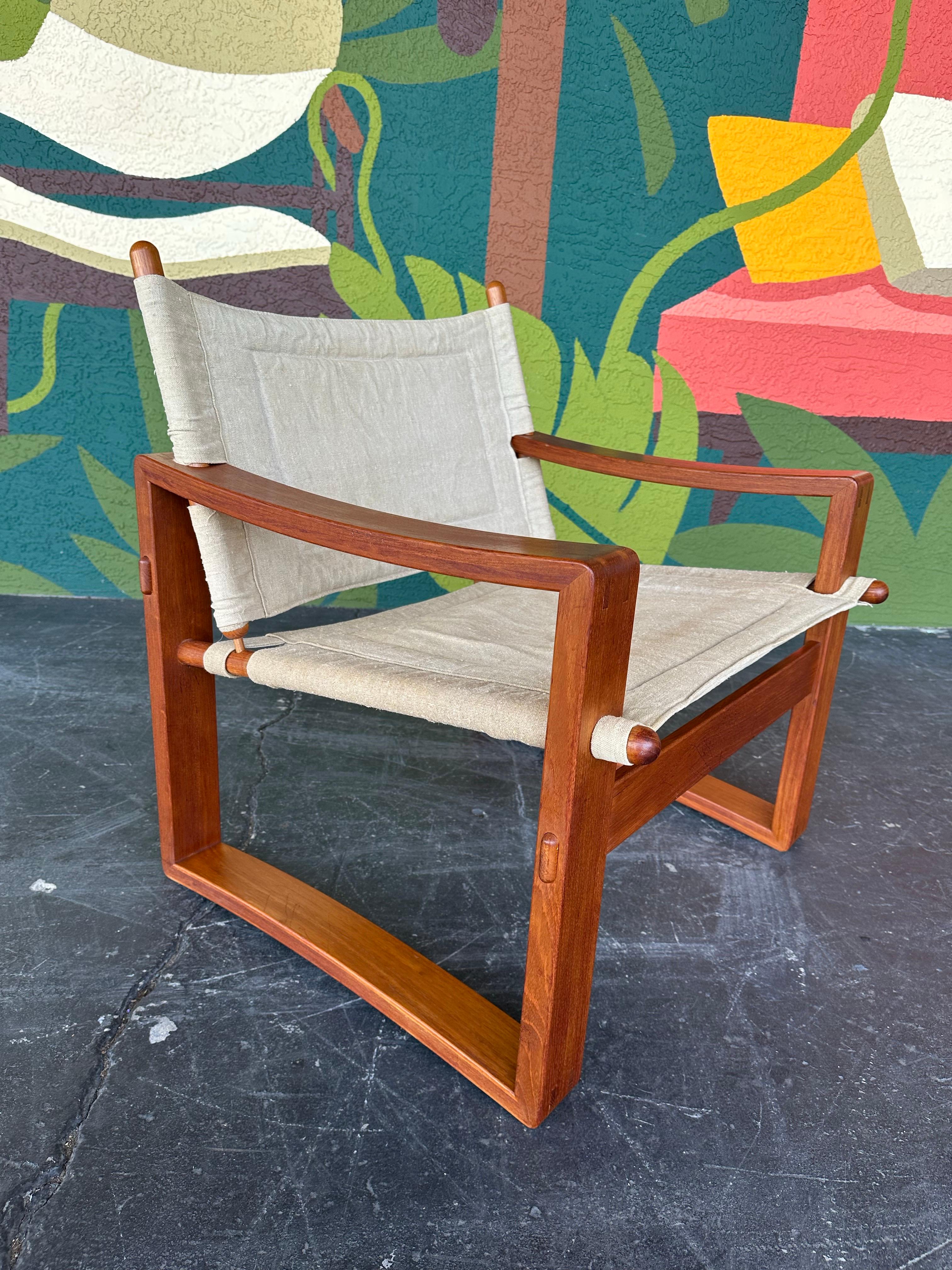 Mid Century Modern Teak and Canvas Safari Sling chair by Borge Jensen for Bernstorffsminde Møbelfabrik Denmark c.1960’s. Chair can be disassembled for easy transport or cleaning of canvas slings. Good original vintage condition, presents nicely