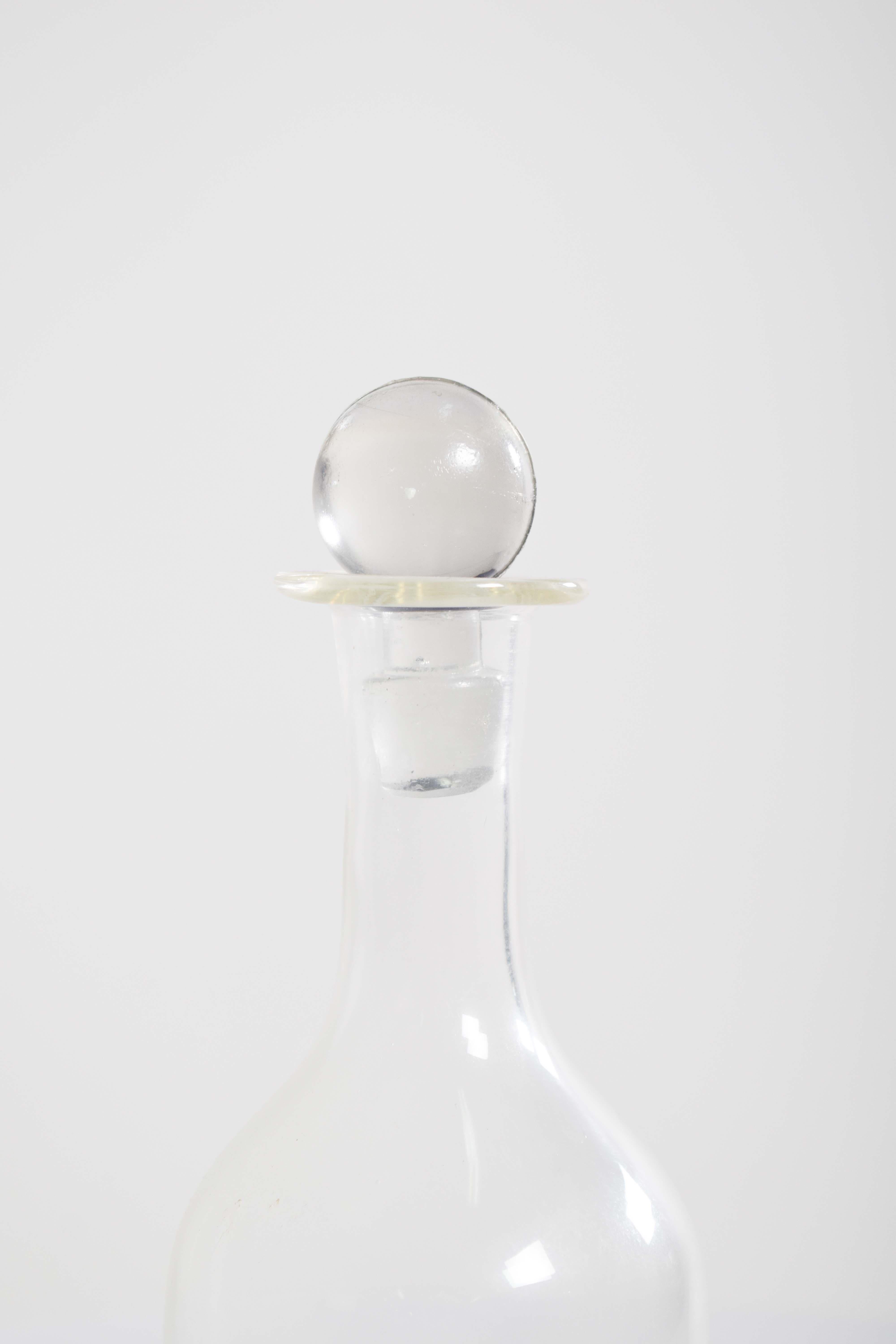 Diese aus geschliffenem Glas gefertigte Likörflasche ist ein raffiniertes und elegantes Stück, mit dem man ein Zeichen setzen kann. Die Flasche selbst hat scharfe, klare Linien und einen Aufreißverschluss. Das geschliffene Glas erzeugt eine