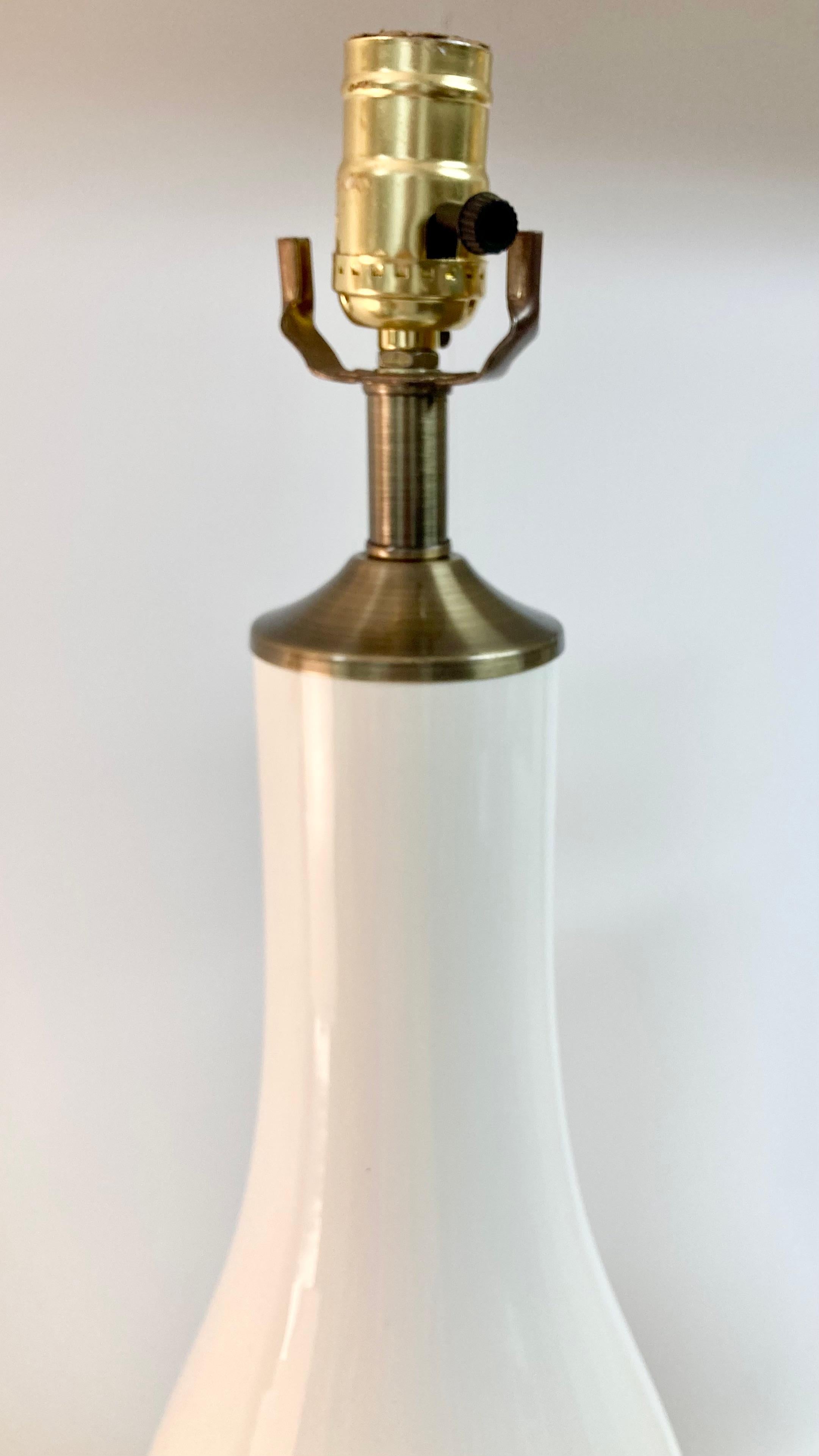 Paire de lampes de table du milieu du siècle en forme de bouteille en poterie émaillée blanche en vente 3