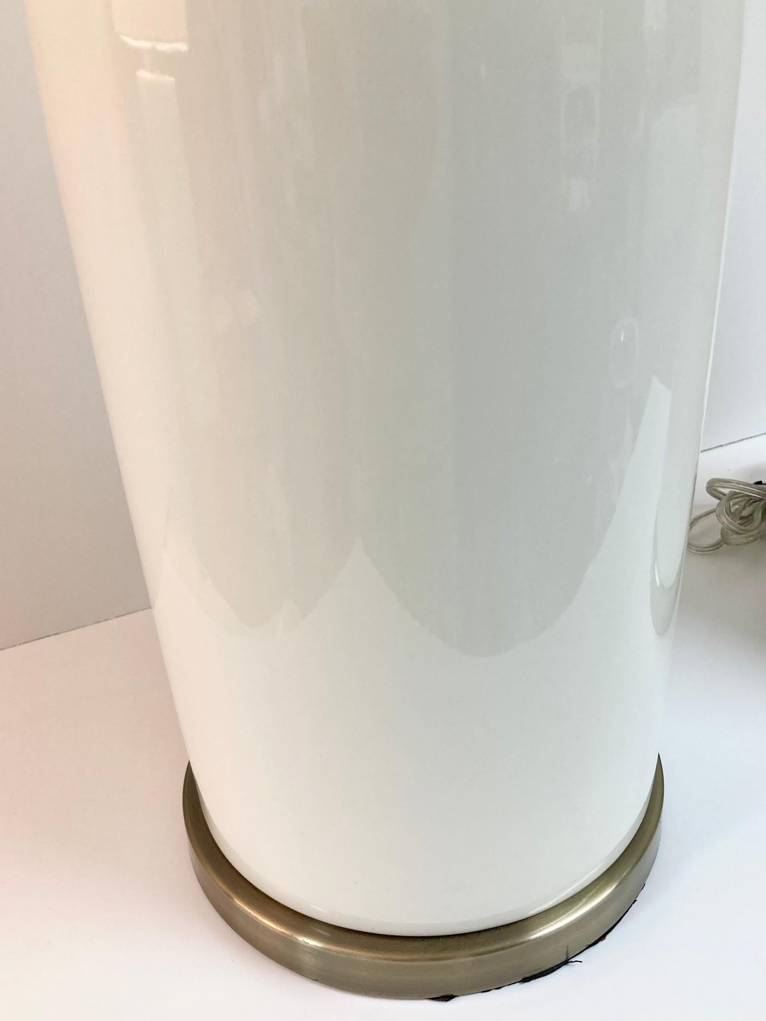 Paire de lampes de table du milieu du siècle en forme de bouteille en poterie émaillée blanche en vente 4